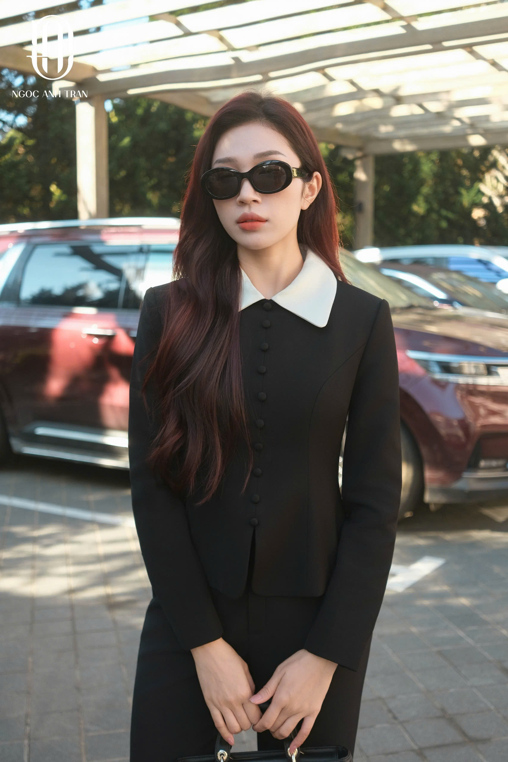 A252 - Áo kiểu đen chiết eo phối cổ trắng kem