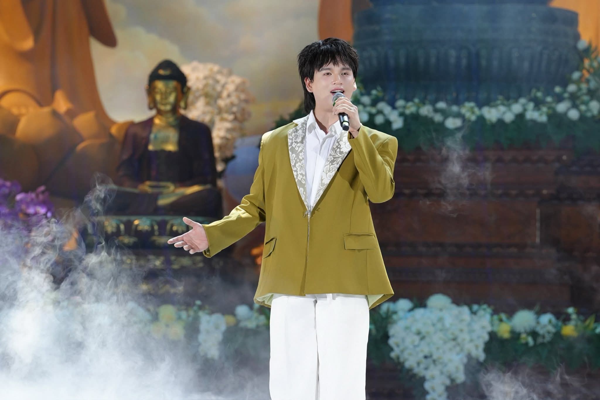 Ca sĩ Nguyễn Trần Trung Quân khoe giọng hát đầy cảm xúc trong thiết kế của KAIROS