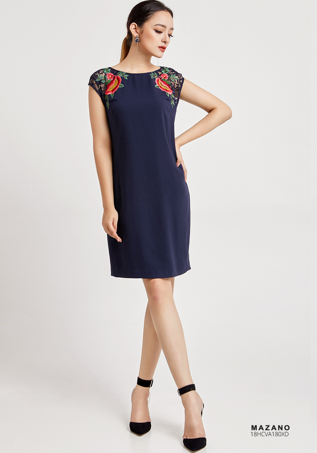 Váy xanh phối ren thêu hoa