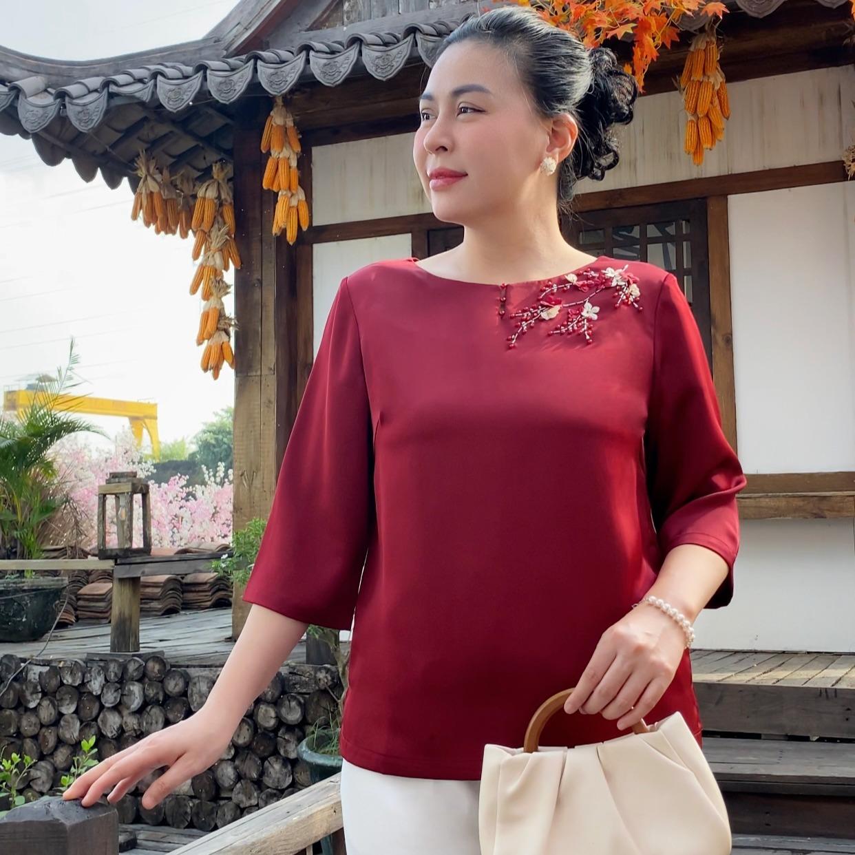 GUMOM - Áo Kiểu Trung Niên U50 U60 Cao Cấp Cổ Tròn Tay Lỡ Thêu Hoa Đính kết hoa và pha lê thủ công Sang Trọng Cho Nữ - Women Nhung Kem Xanh Nho Tua Rua Top Voi_thumbnail_10