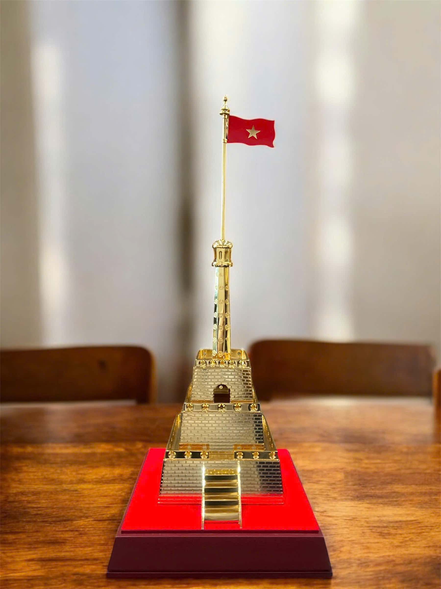 Mô hình cột cờ hà nội mạ vàng 24k cao 55 cm_thumbnail_0