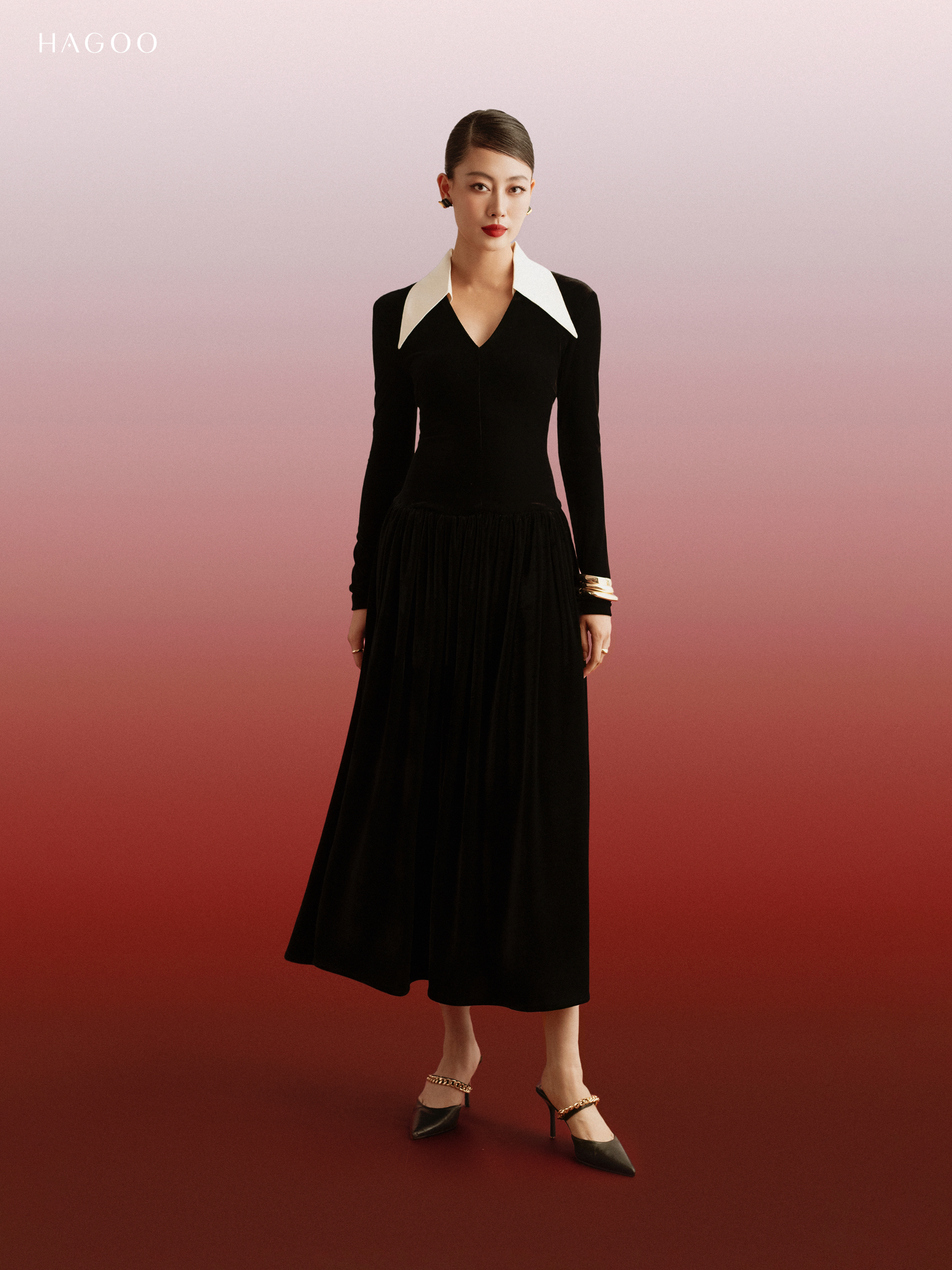 Rok beludru beludru dengan koordinasi putih