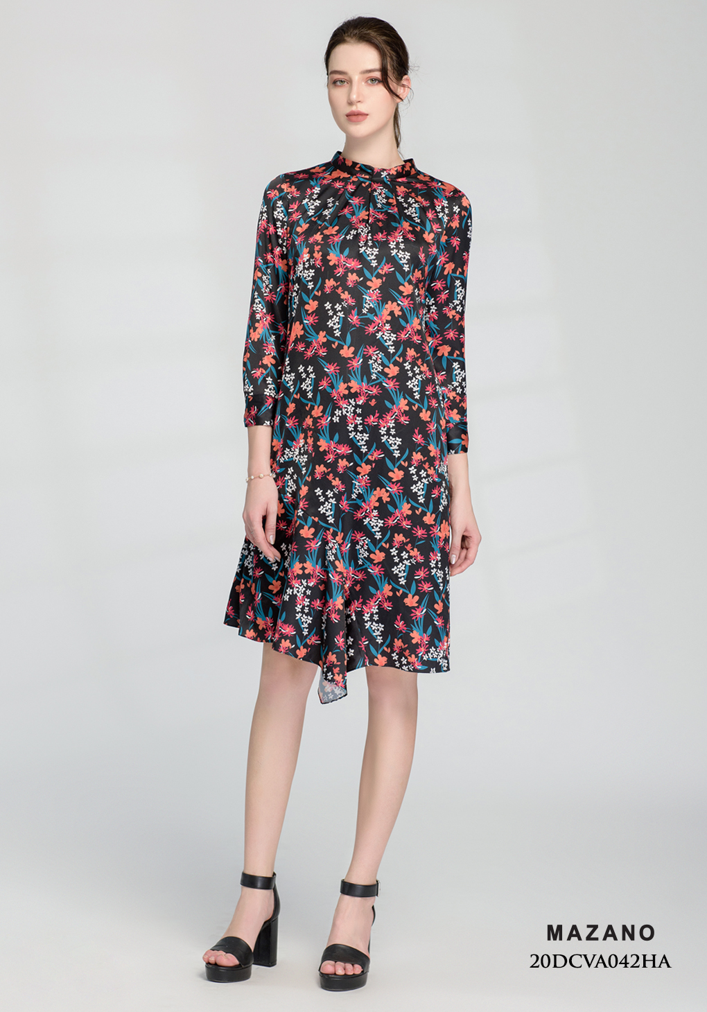 Đầm đen suông mullet họa tiết xếp ly cổ