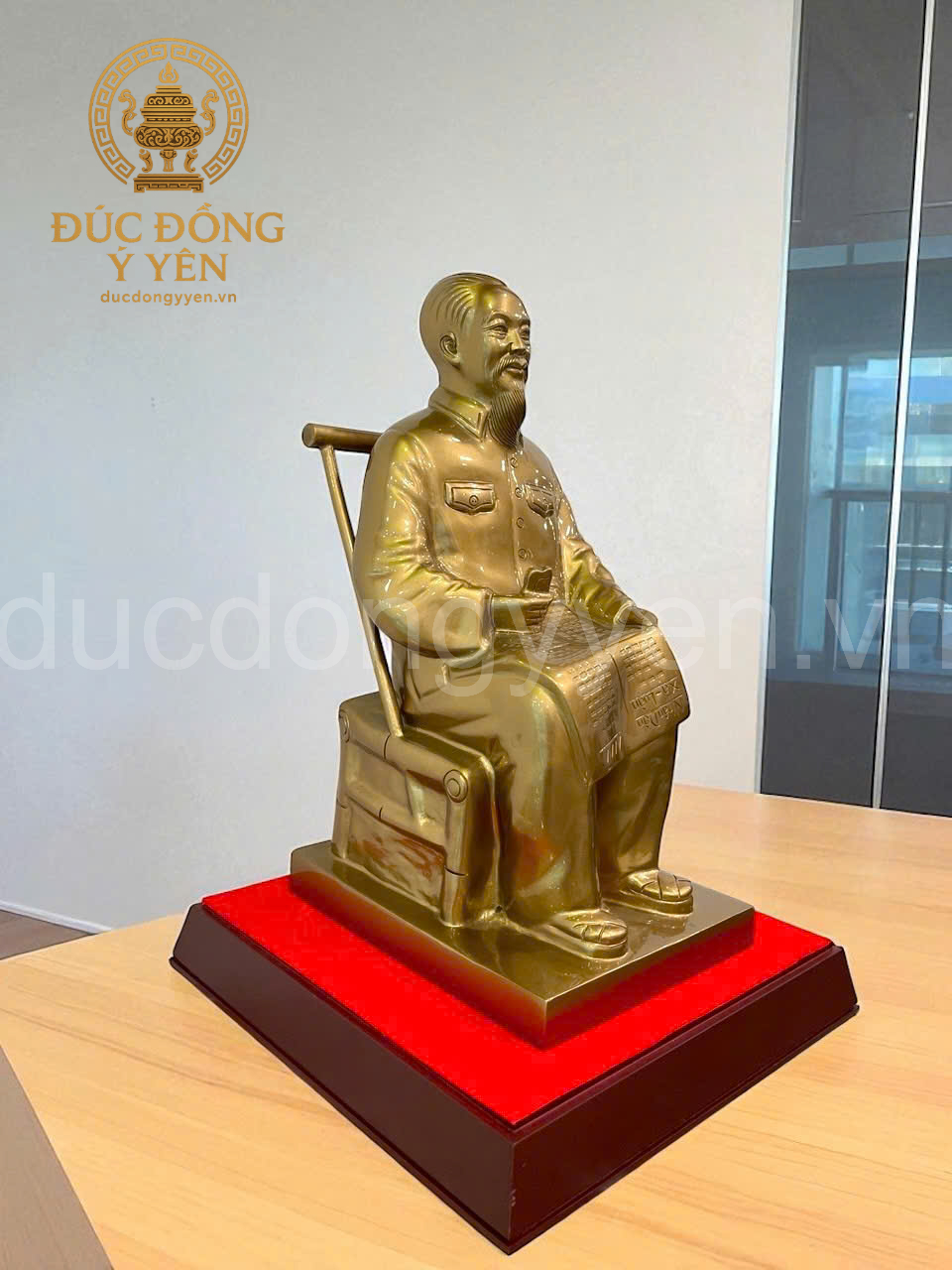 Tượng Bác Hồ ngồi ghế mây đúc đồng đỏ  _thumbnail_3