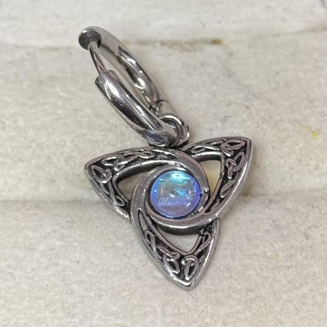 khuyên vòng kiểu nam rơi tam giác hologram xanh kì bí