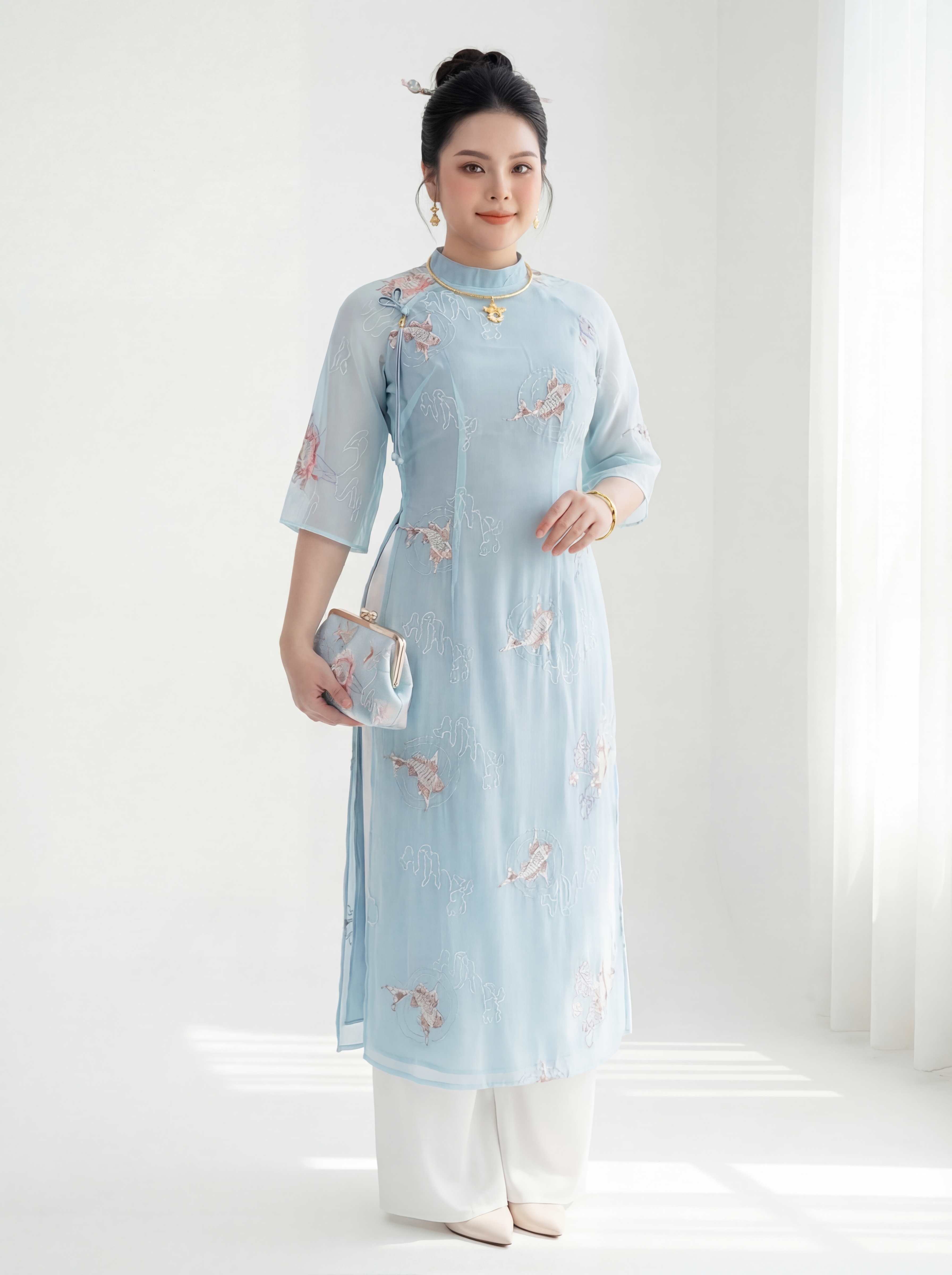 Người mẫu mặc set áo dài voan thêu hoa sen bigsize V-AD030 màu xanh cùng quần trắng