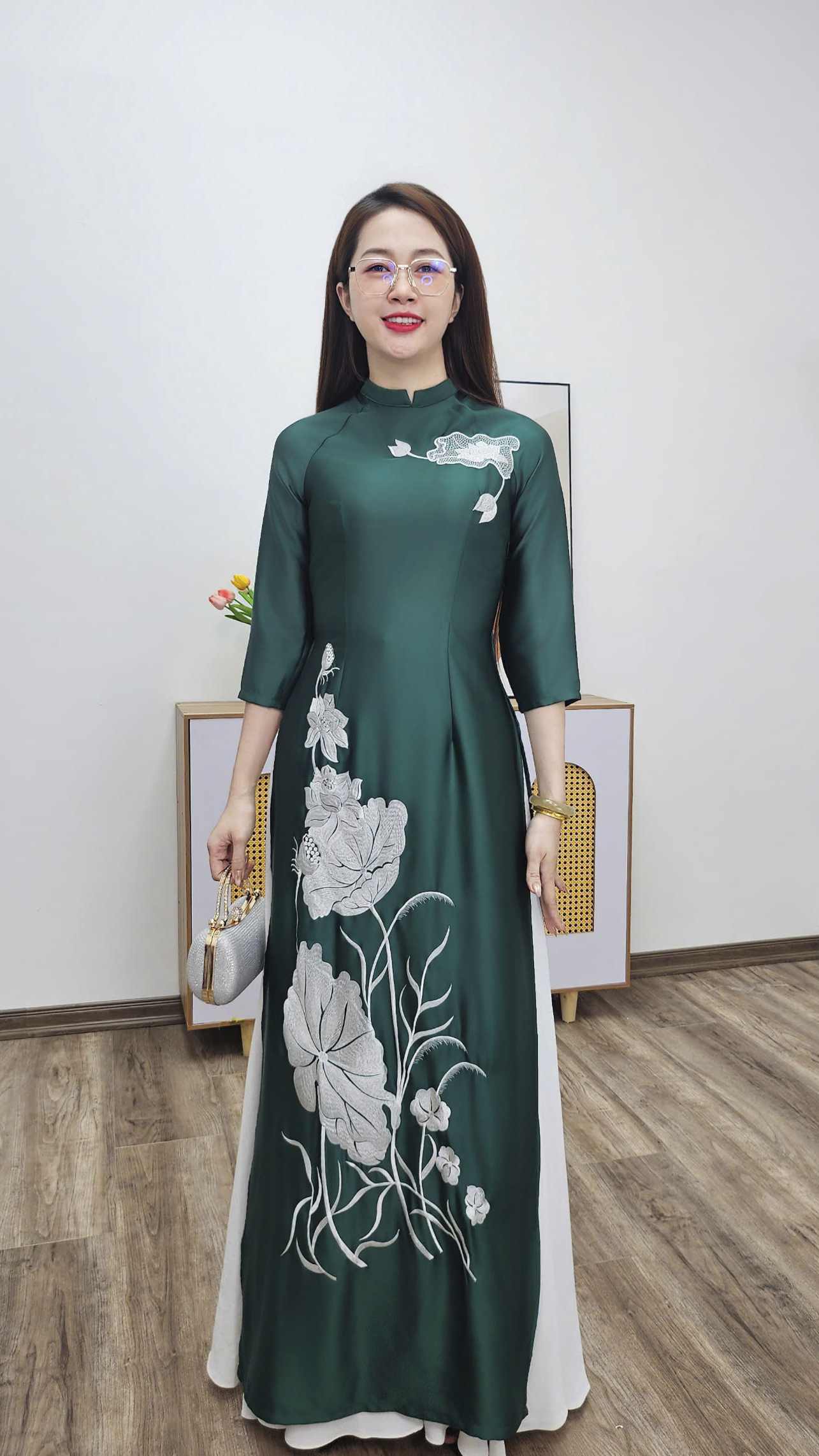 T453 áo dài cổ 2p tay lỡ lụa tô châu xanh két thêu hoa sen trắng_thumbnail_2