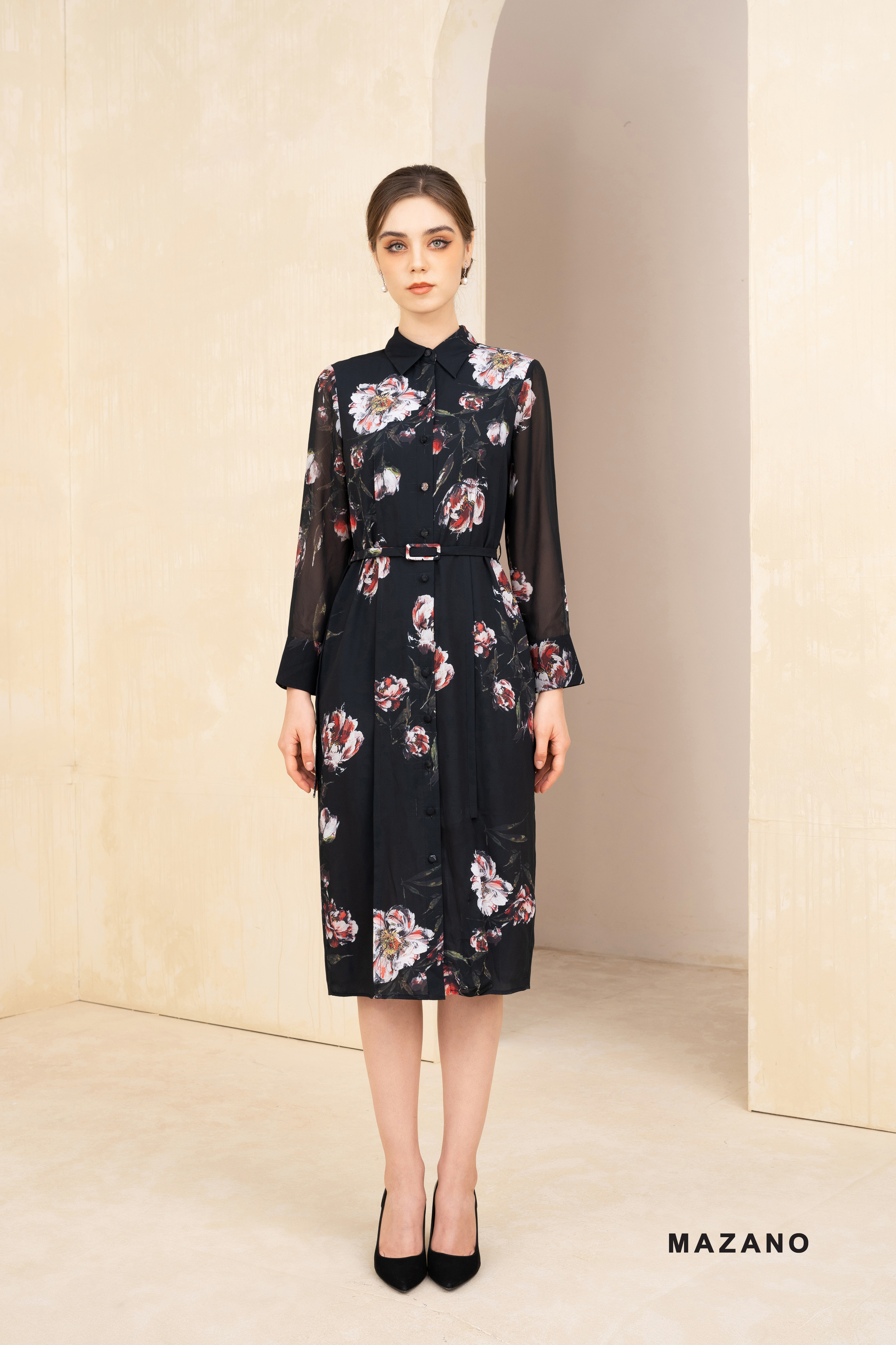 Đầm đen sơ mi suông, họa tiết hoa mẫu đơn