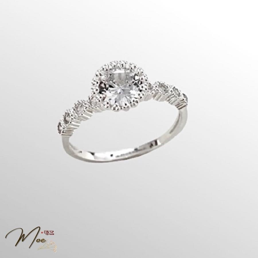 N52 - Nhẫn cầu hôn ổ đá tròn viền đá lượn sóng