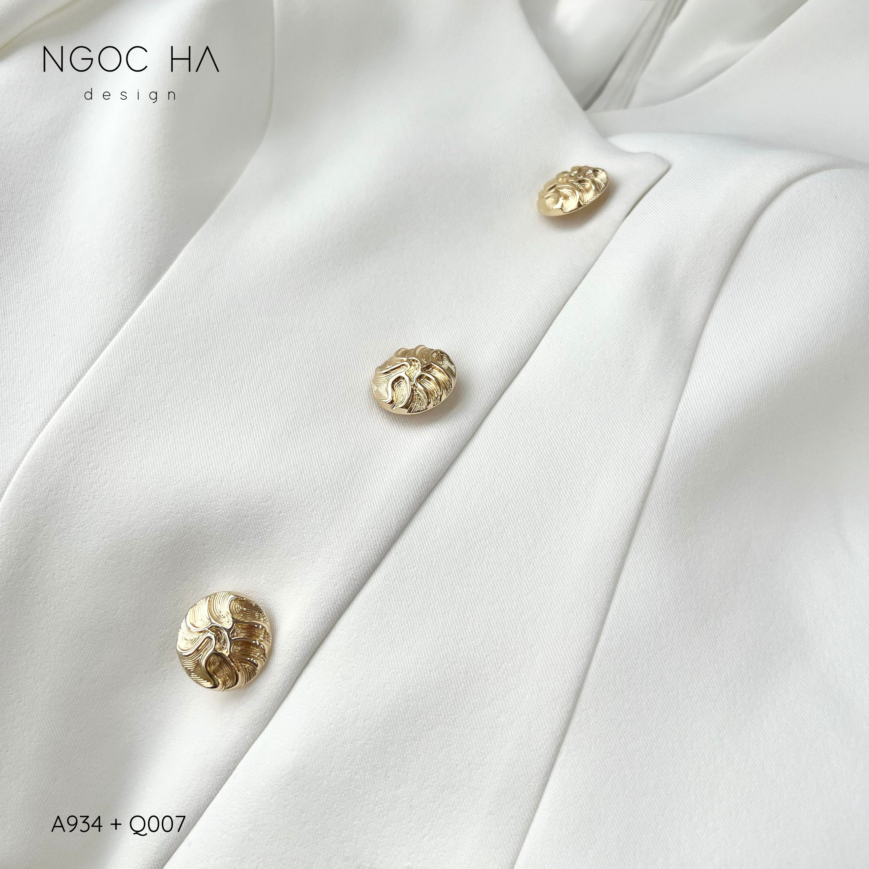 Amy Top_ Áo Vạt Chéo Đính 3 Cúc Tay Cộc Màu Trắng A934_thumbnail_3