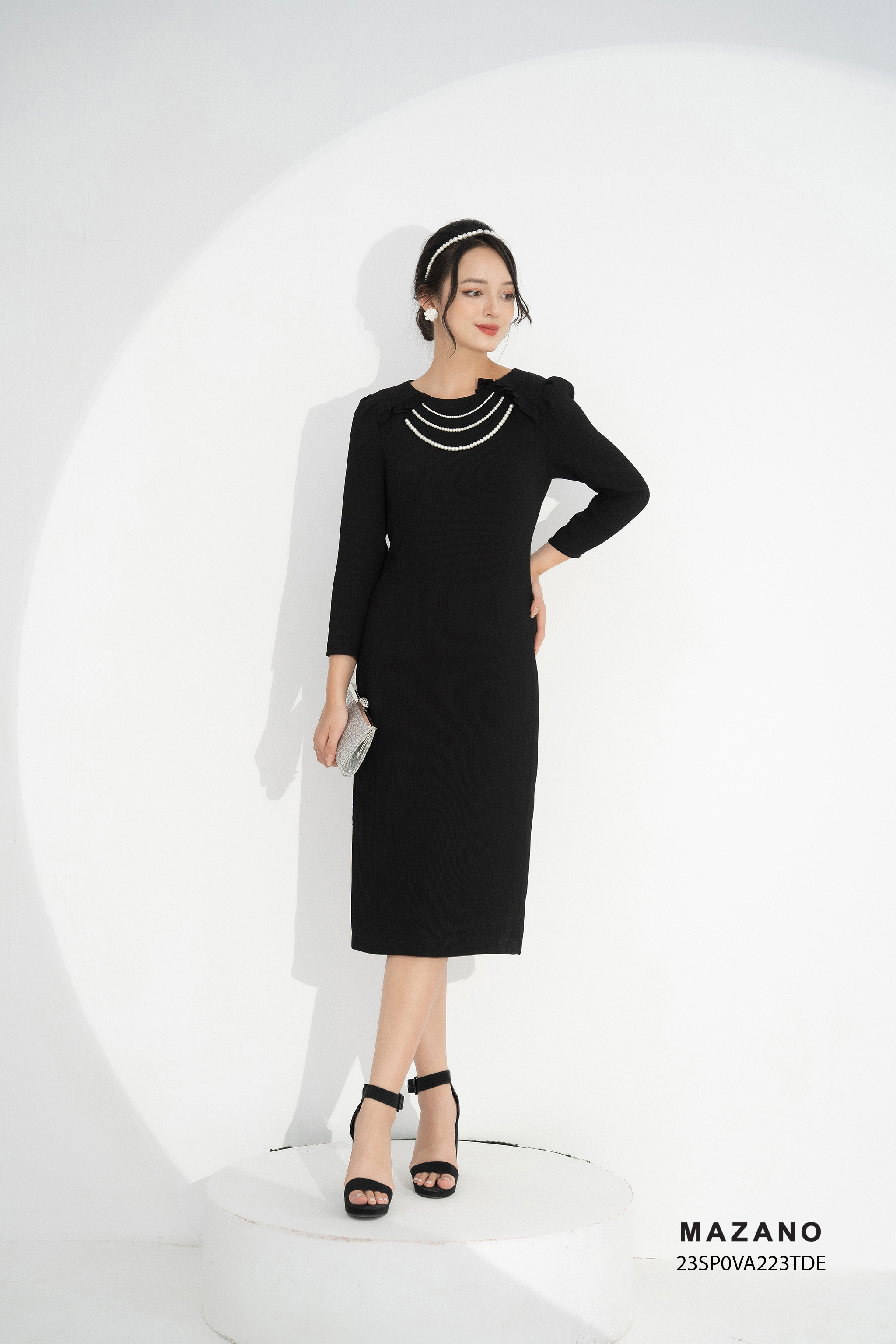 Đầm suông dài đen cổ cách điệu, đính dây hạt ngọc_thumbnail_3