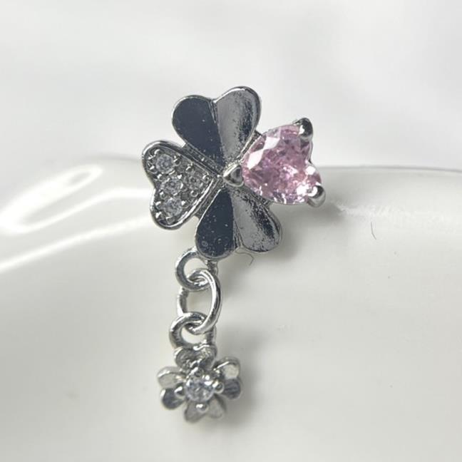 khuyên kiểu xích hoa bốn cánh một cánh trái tim hồng bông hoa nhỏ rơi.