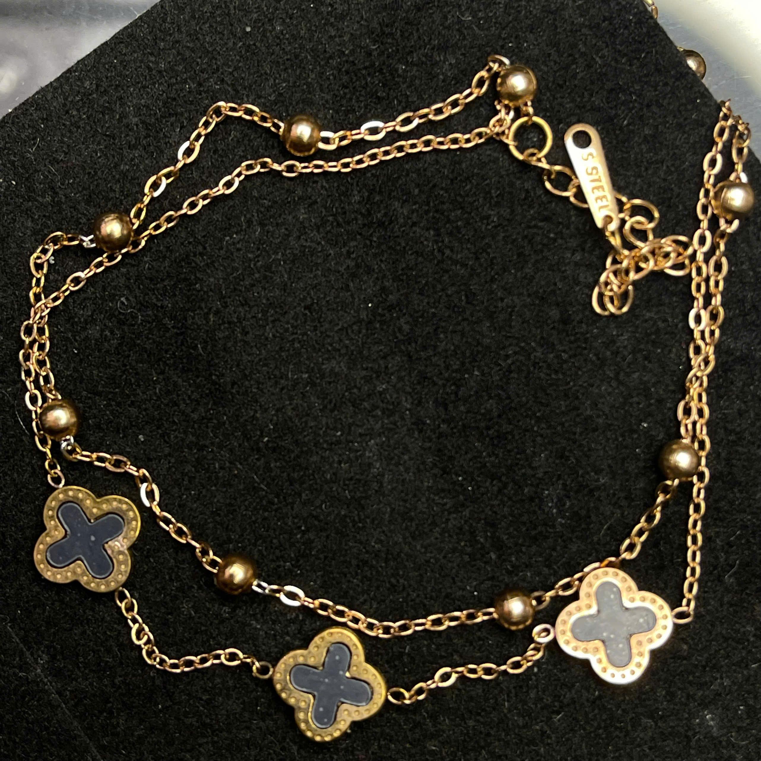 lắc chân titan sợi vàng hai dây ba charm hoa màu đen.