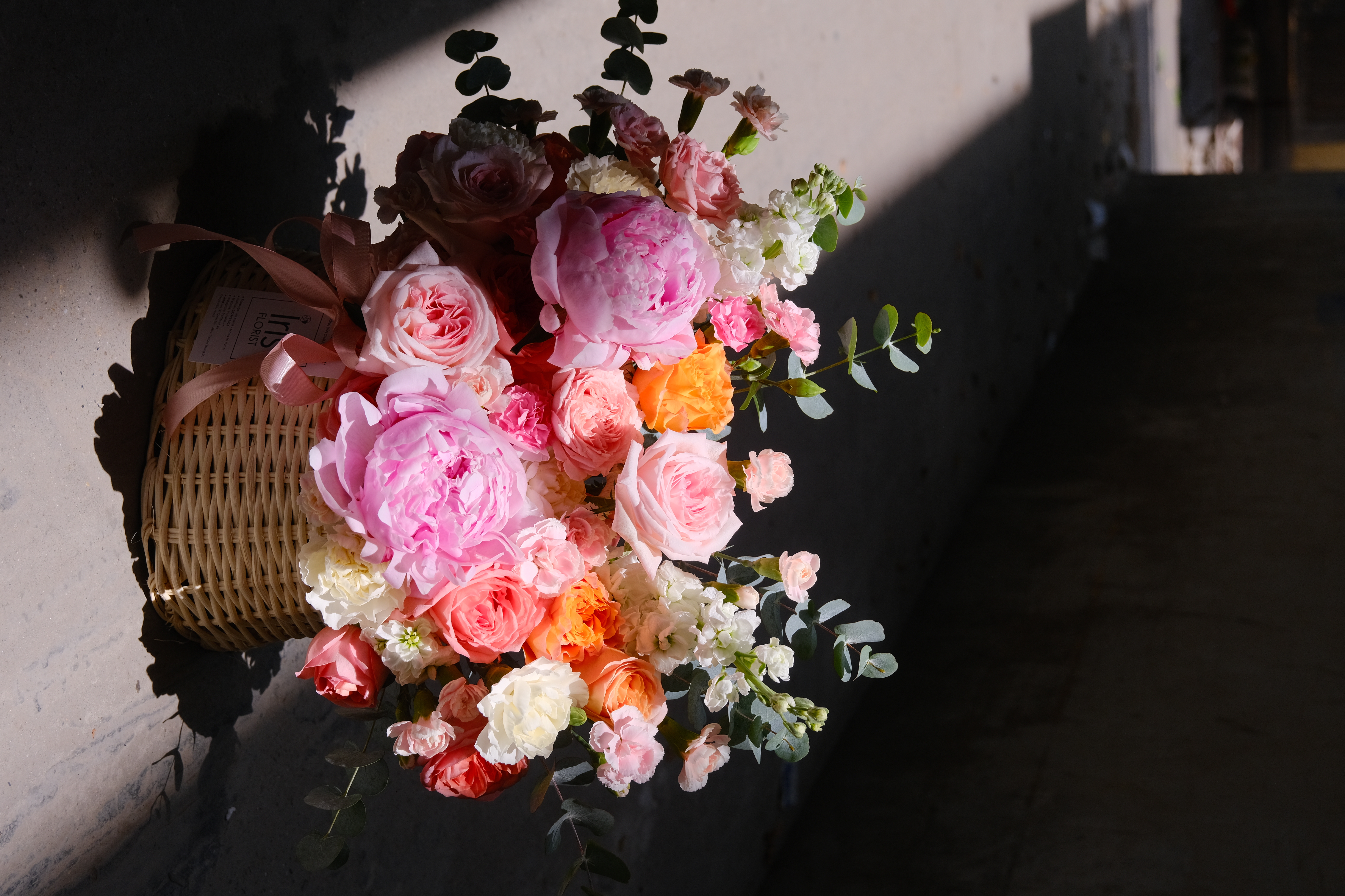 Giỏ hoa Peony mix tone Cam hồng