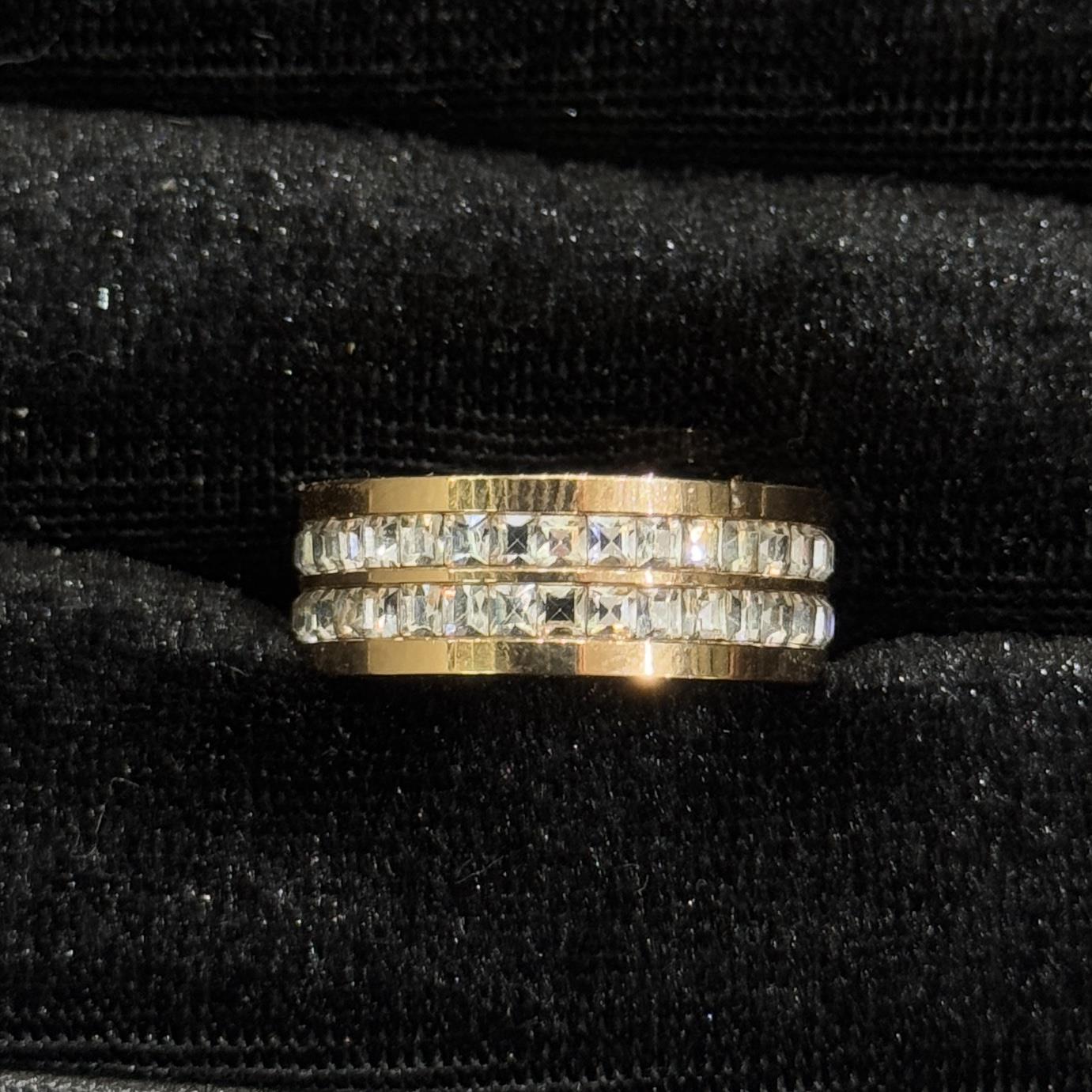 Nhẫn kiểu titan 2 hàng đá vàng size 8.