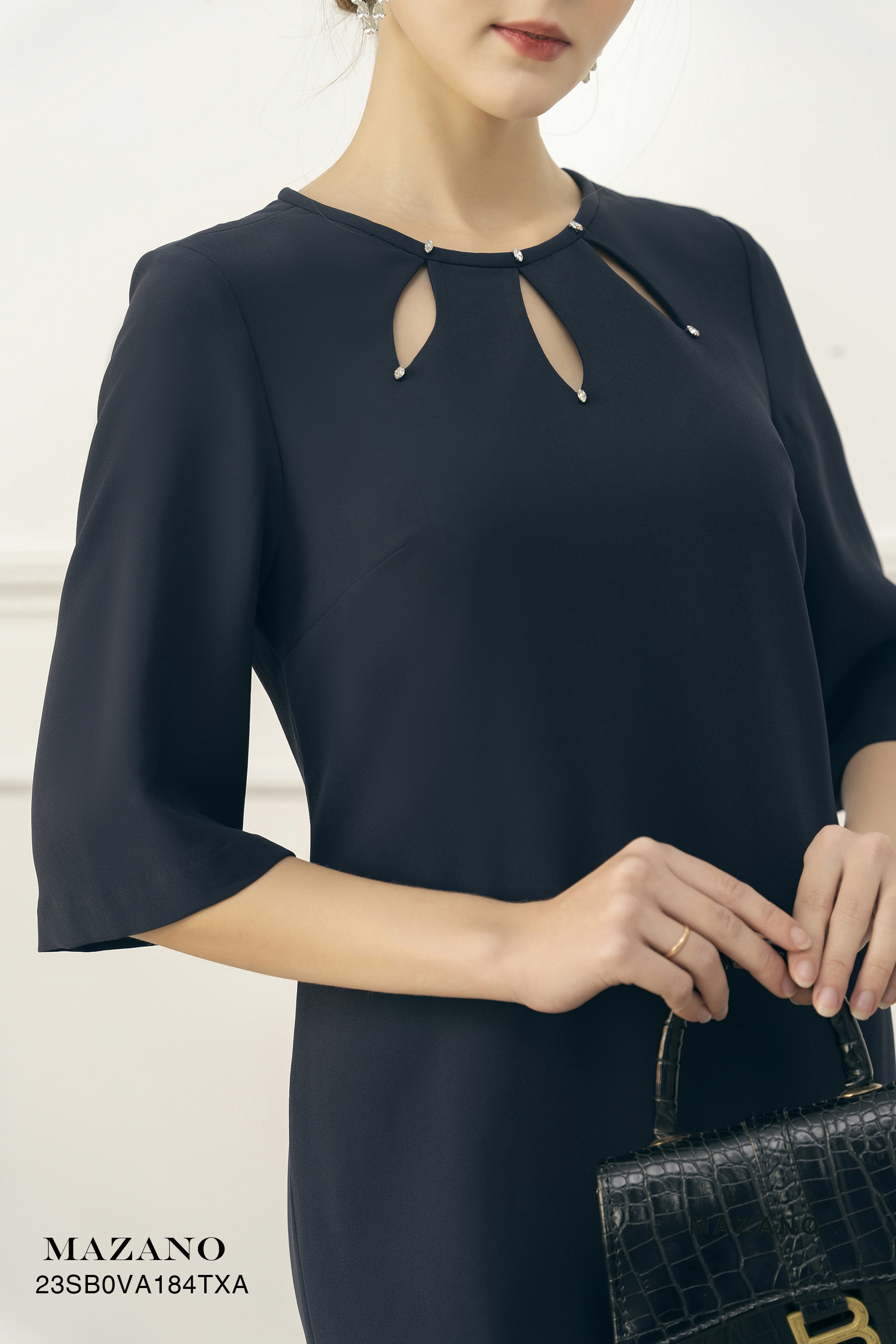 Đầm suông cổ khoét hình lá cách điệu_thumbnail_4