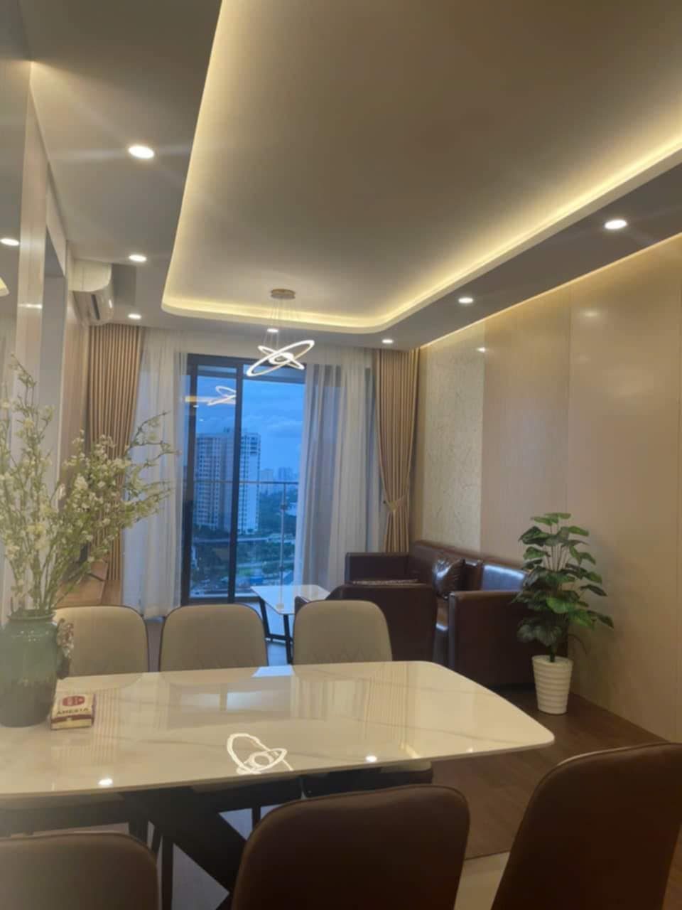 CHỦ NHÀ KÝ GỬI CHO THUÊ 𝗖𝗔̆𝗡 𝗛𝗢̣̂ 𝗢𝗡𝗘 𝗩𝗘𝗥𝗔𝗡𝗗𝗔𝗛 𝟯 𝗣𝗛𝗢̀𝗡𝗚 𝗡𝗚𝗨̉ 𝗖𝗔̆𝗡 𝗚𝗢́𝗖