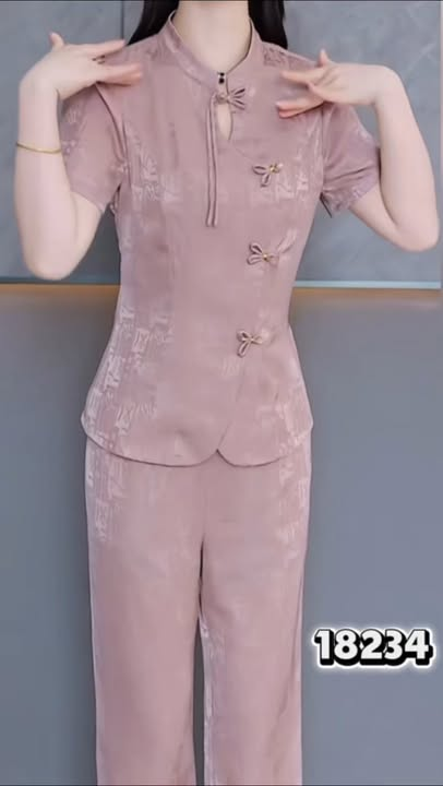 18234-Set bộ gấm hồng áo  cổ tàu kết nút kèm quần suông   ( lụa)
