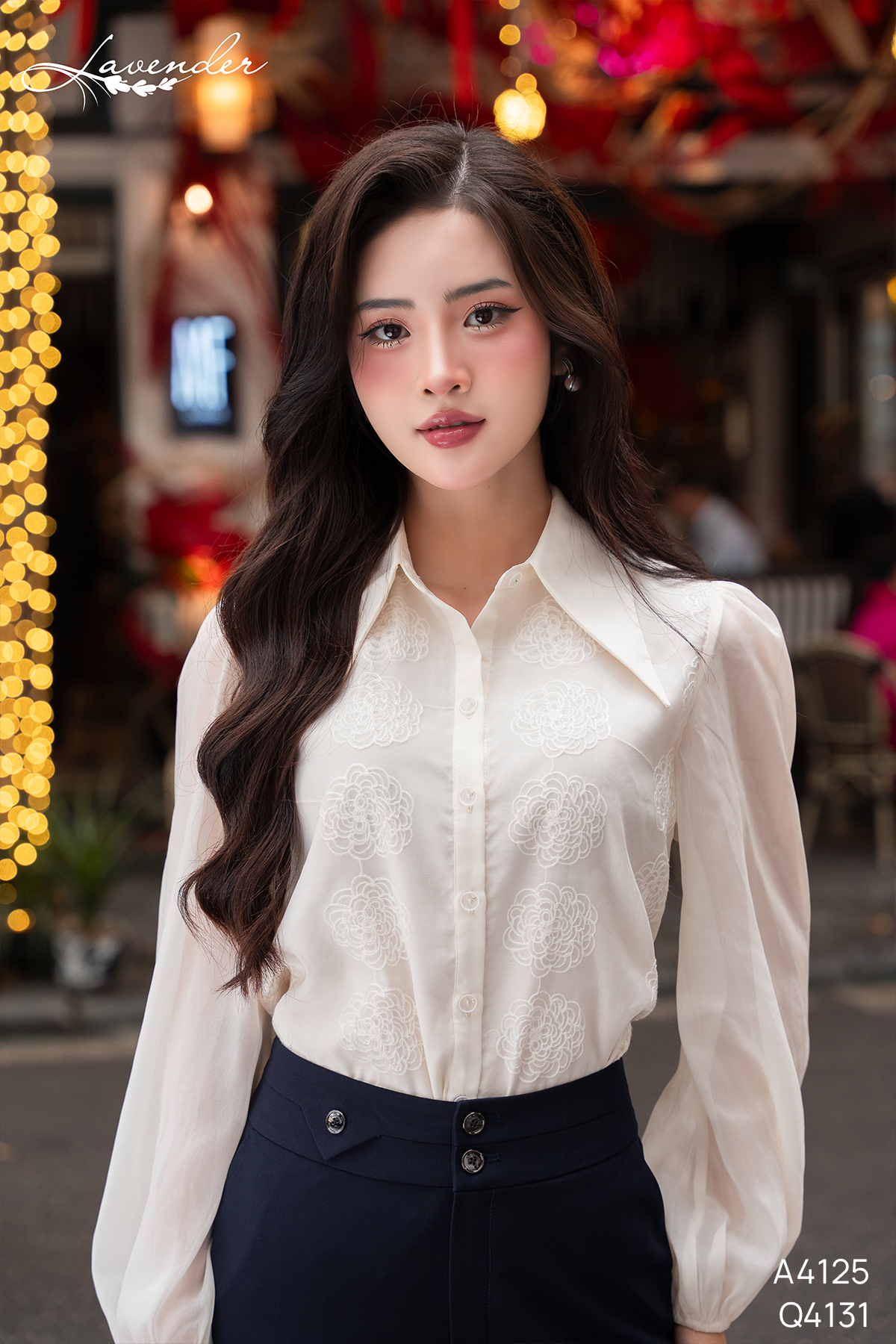 Áo sơ mi tơ kem thêu hoa cổ nhọn A4125