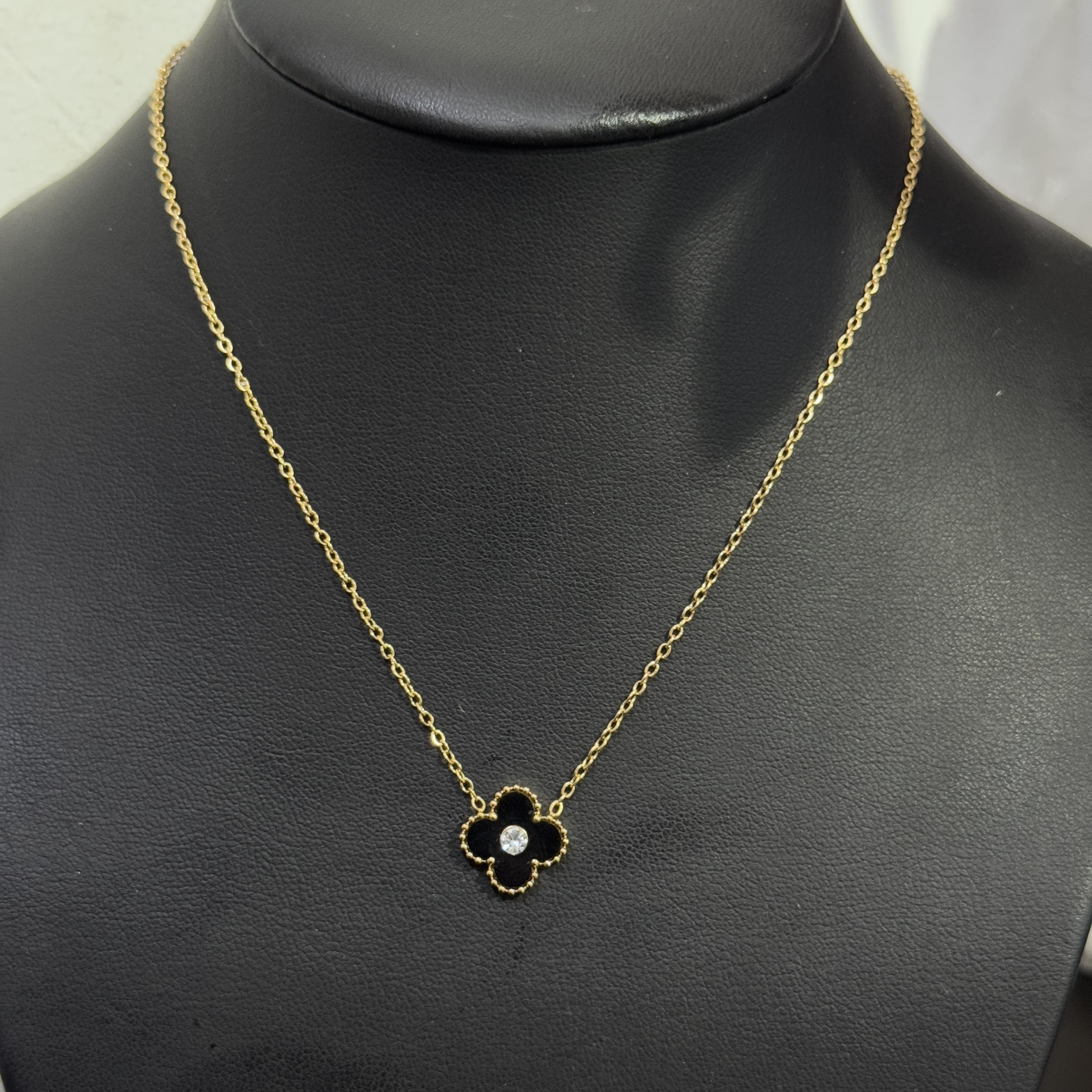 vòng cổ van cleef charm đen đính kim cương trắng to viền bi vàng
