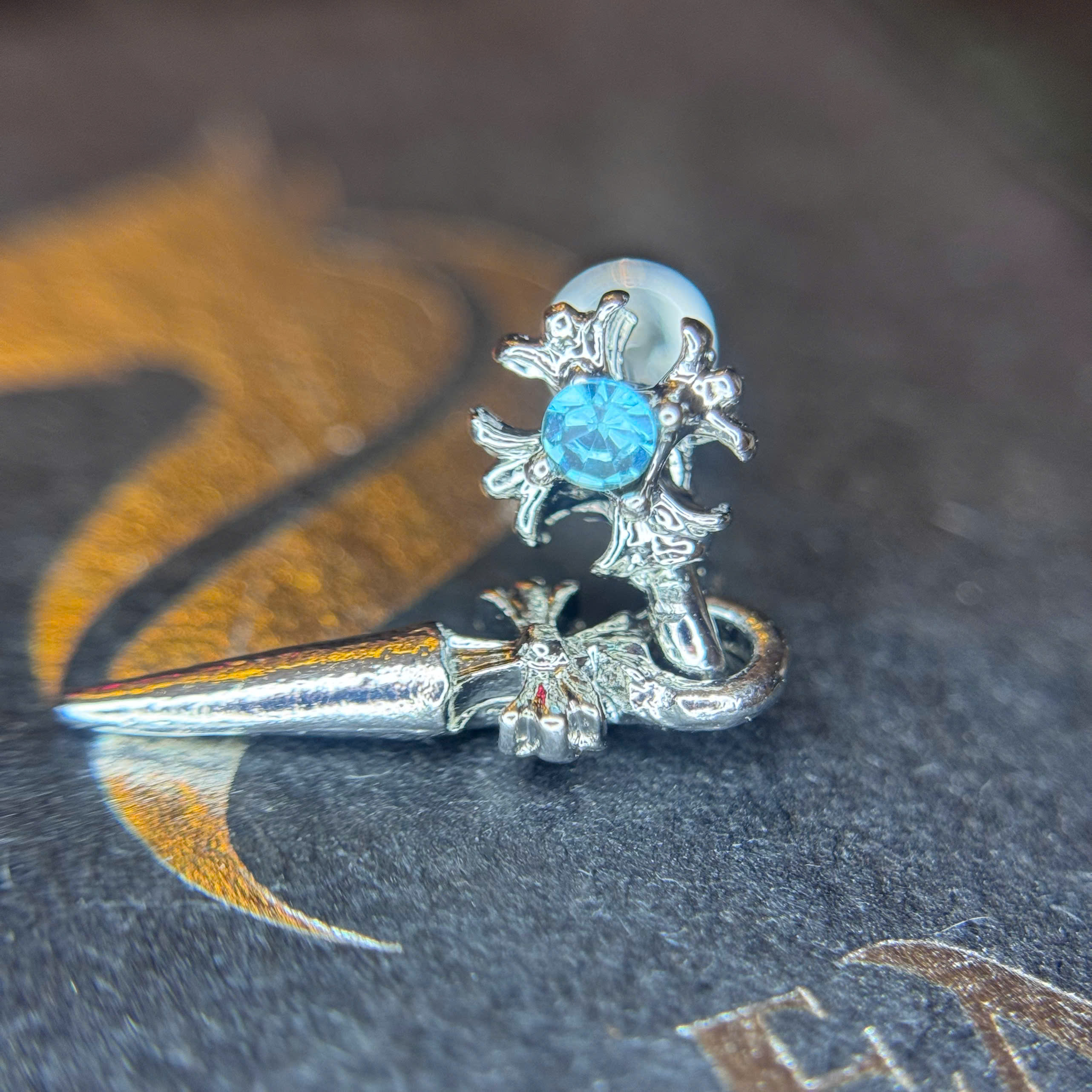 Khuyên kiểu đá xanh rơi chữ thập bi vặn