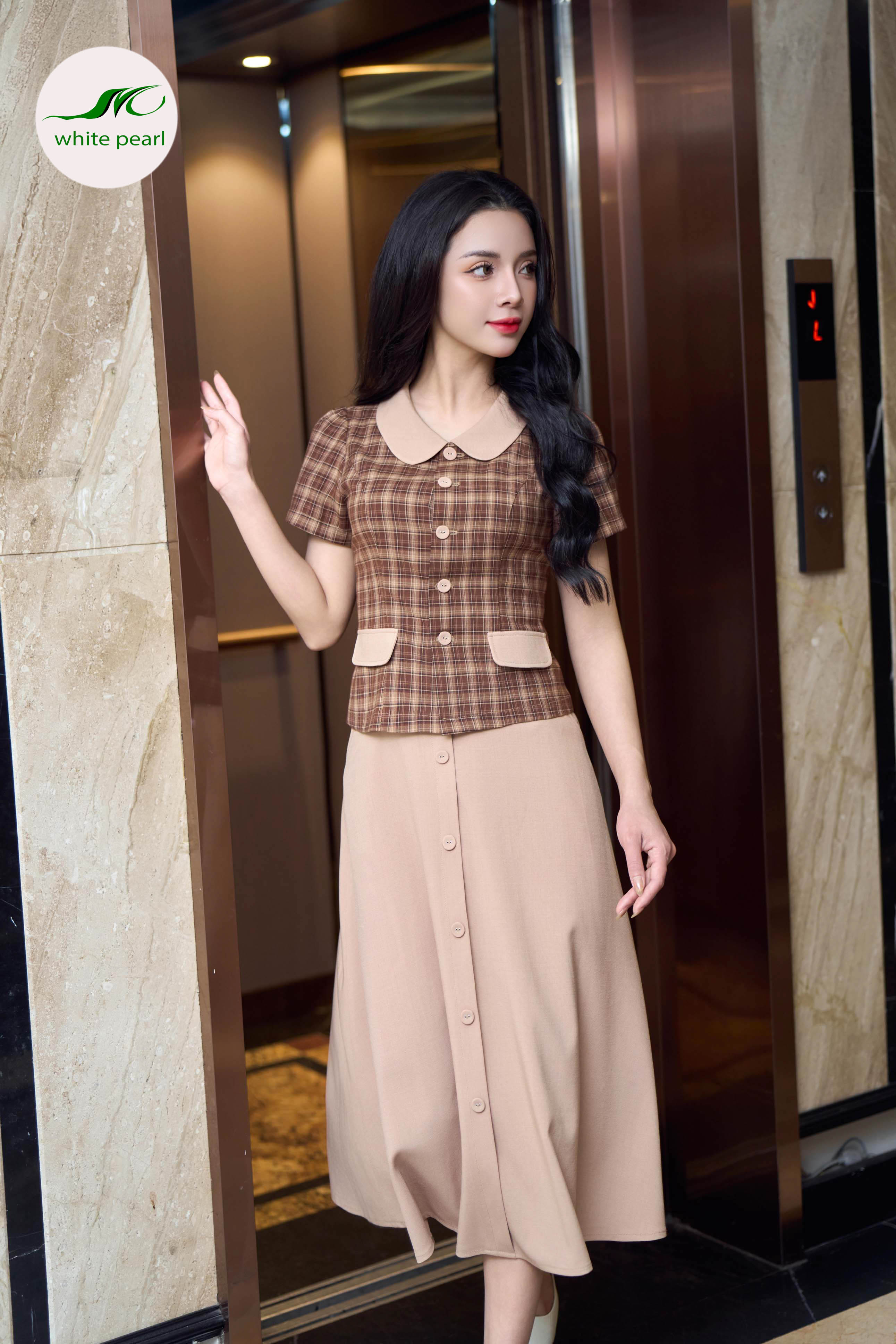 Chân váy xoè nẹp cúc thời trang công sở White Pearl