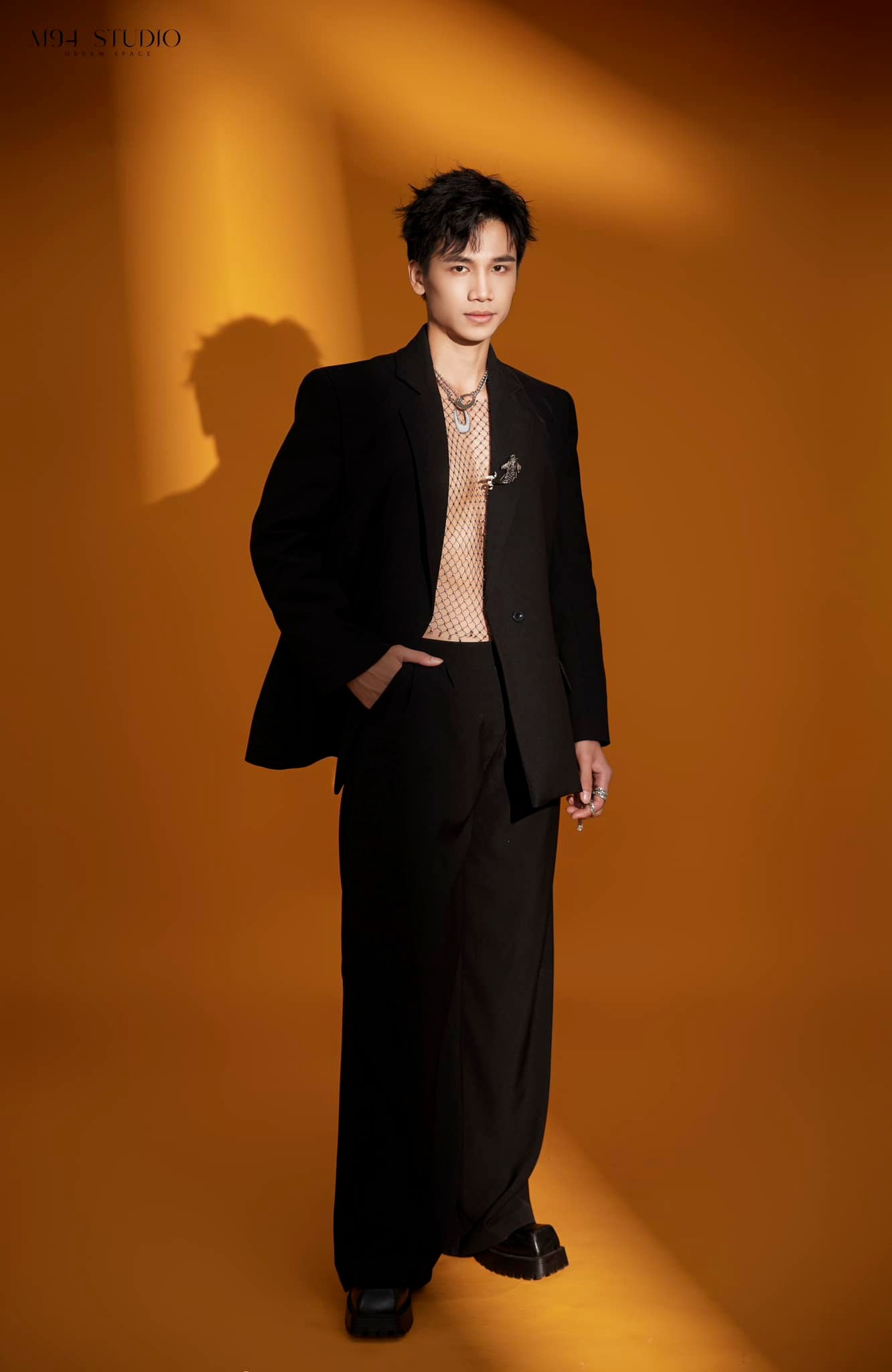 Suit đen cá tính – Lịch lãm & nổi bật