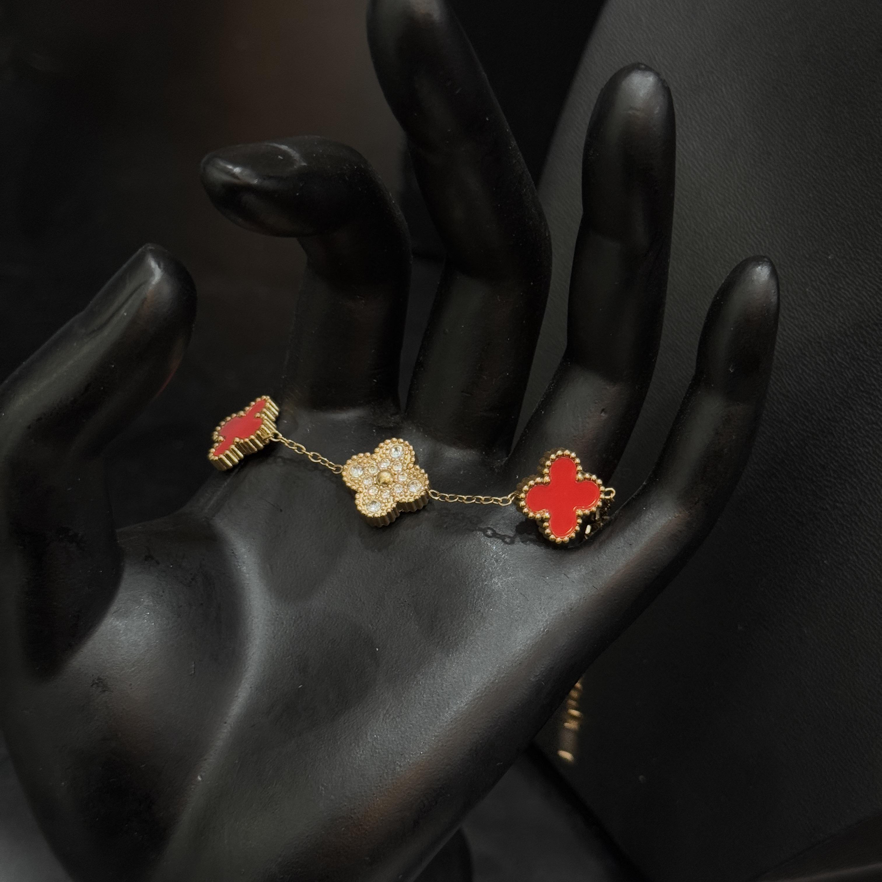 Vòng tay van cleef đá đỏ xen kẽ đá kim cương màu vàng_thumbnail_3