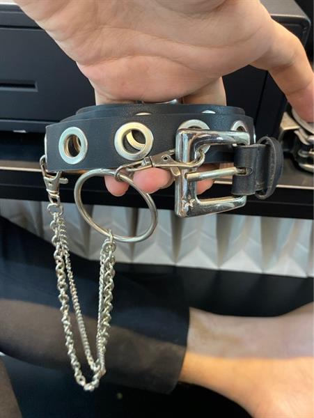 Thắt lưng kiểu móc xích.