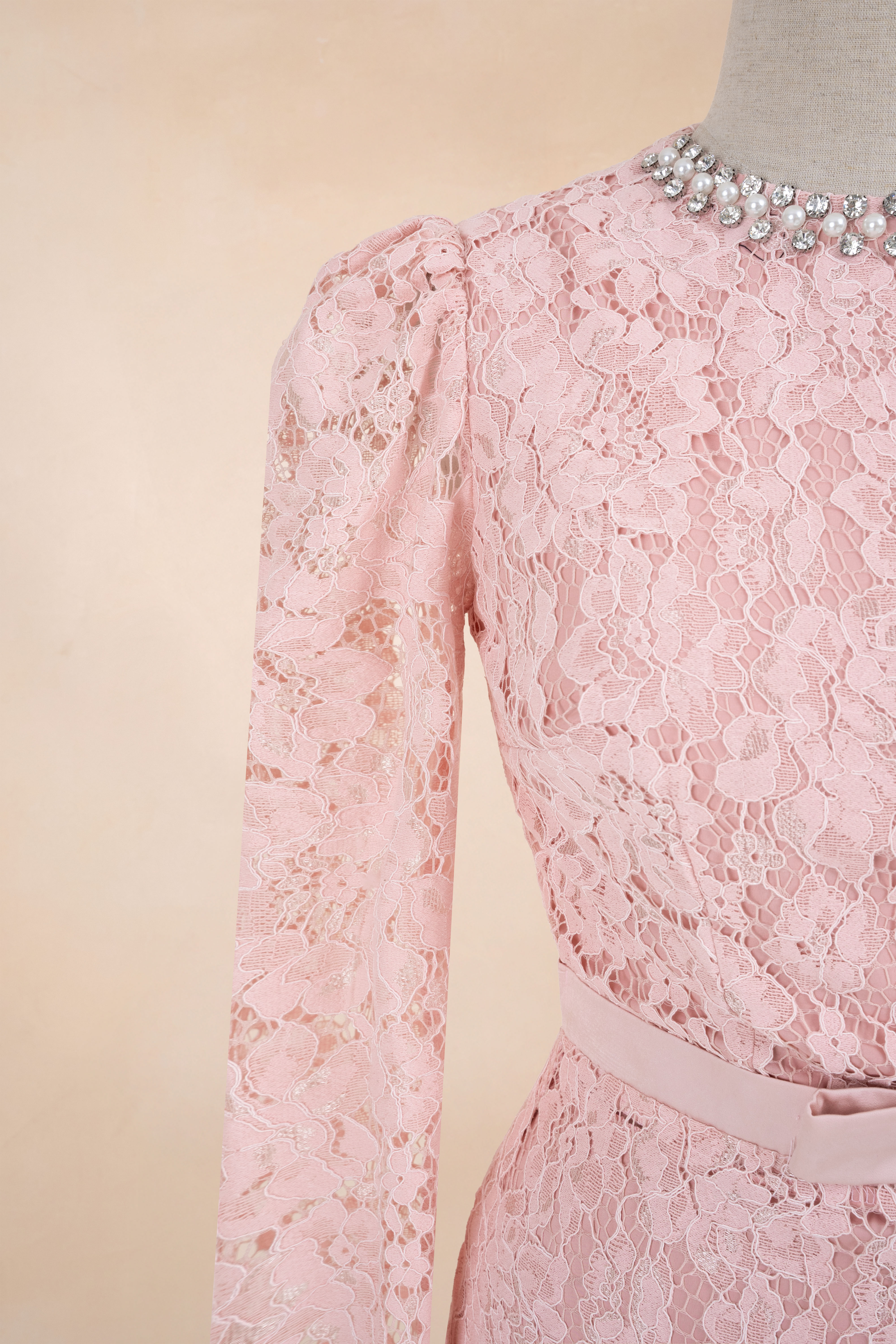 Đầm Bút Chì Ren Cổ Đá Tay Dài_thumbnail_2