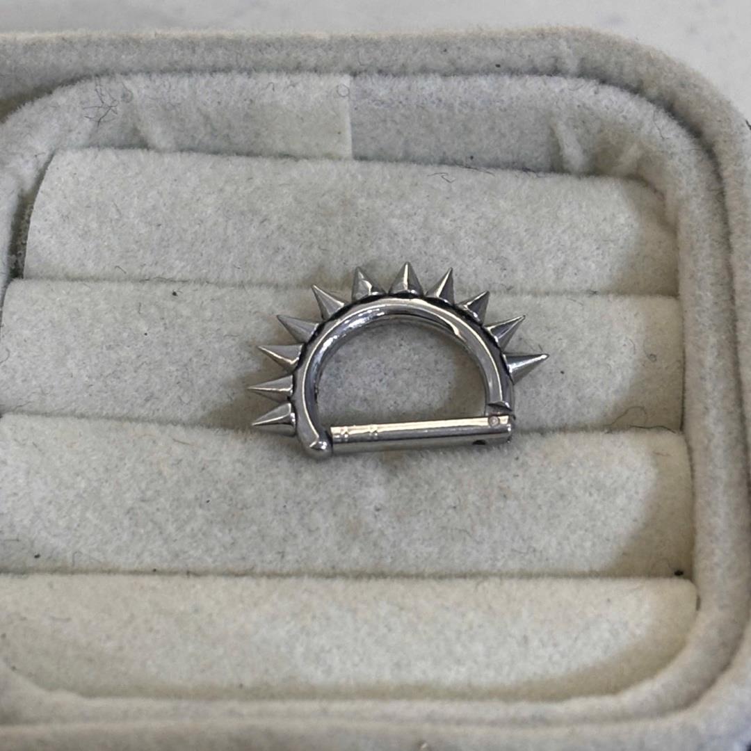 Daith thân thẳng gai nhọn