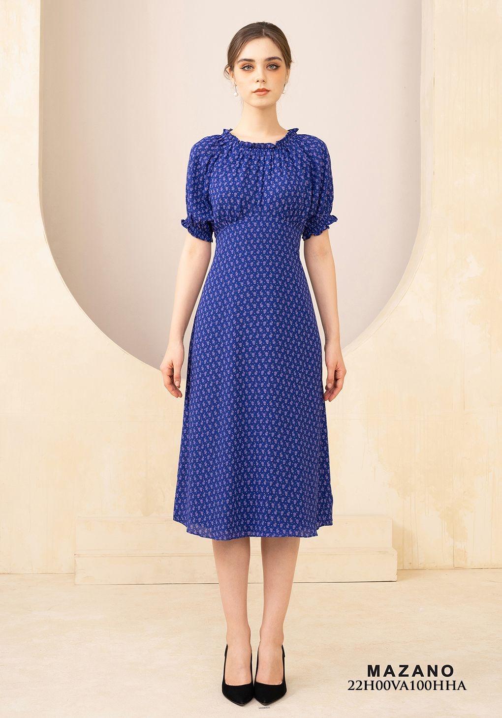 Đầm nền xanh họa tiết tay bồng