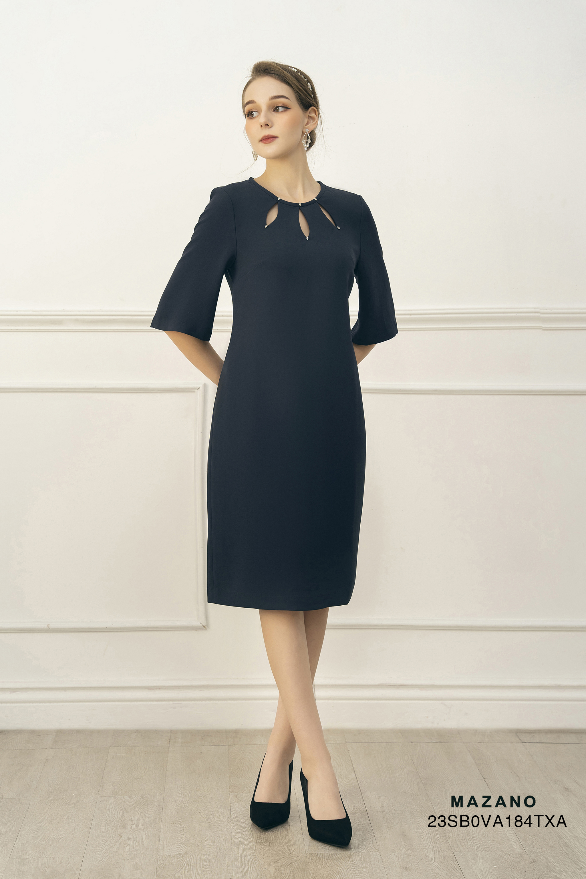 Đầm suông cổ khoét hình lá cách điệu_thumbnail_0