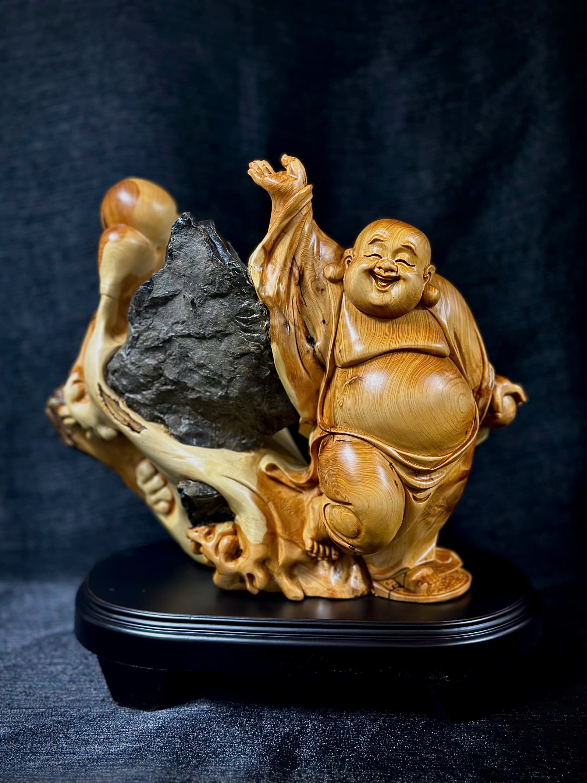 TƯỢNG DI LẶC ÔM ĐÁ - GỖ NHAI BÁCH