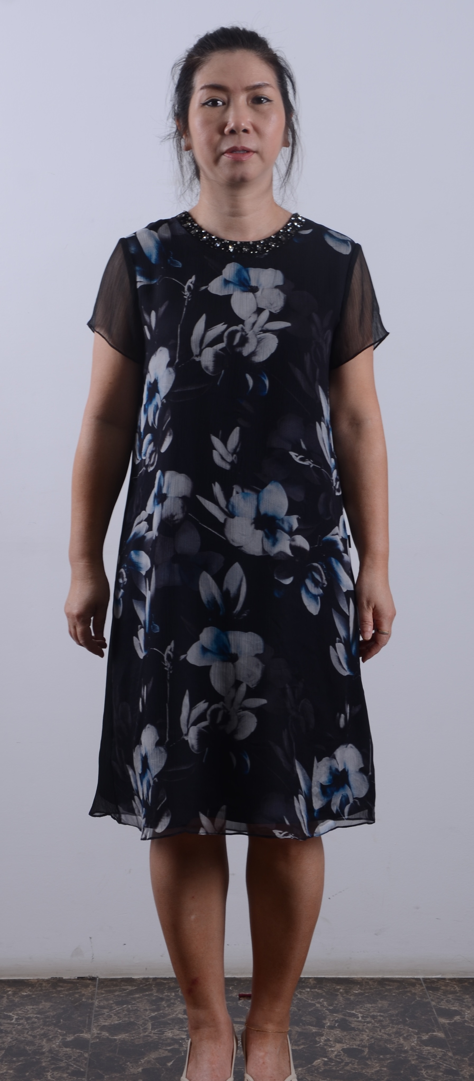 Đầm đen suông họa tiết đính đá