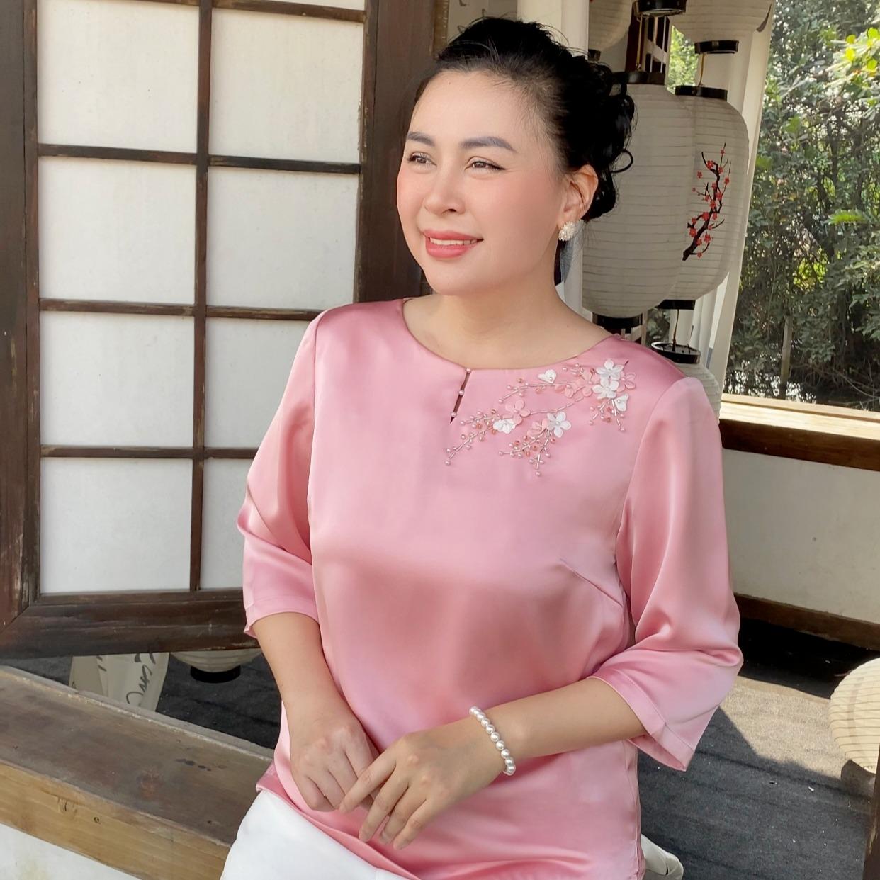 GUMOM - Áo Kiểu Trung Niên U50 U60 Cao Cấp Cổ Tròn Tay Lỡ Thêu Hoa Đính kết hoa và pha lê thủ công Sang Trọng Cho Nữ - Women Nhung Kem Xanh Nho Tua Rua Top Voi_thumbnail_3