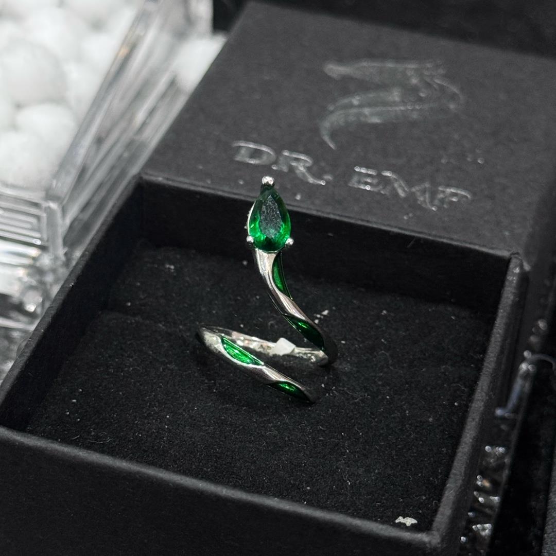 Nhẫn kiểu rắn mắt xanh metalic.