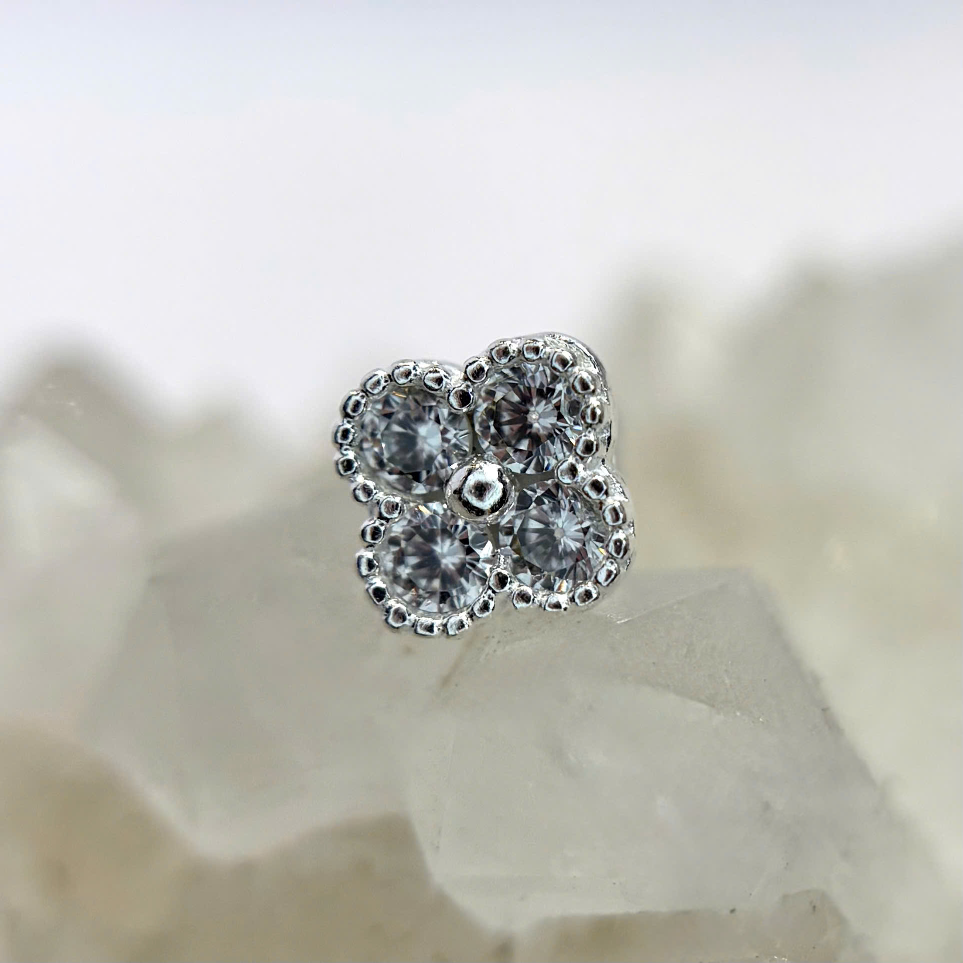 Khuyên kiểu bạc xi kim hoa 4 cánh đá trắng_thumbnail_2