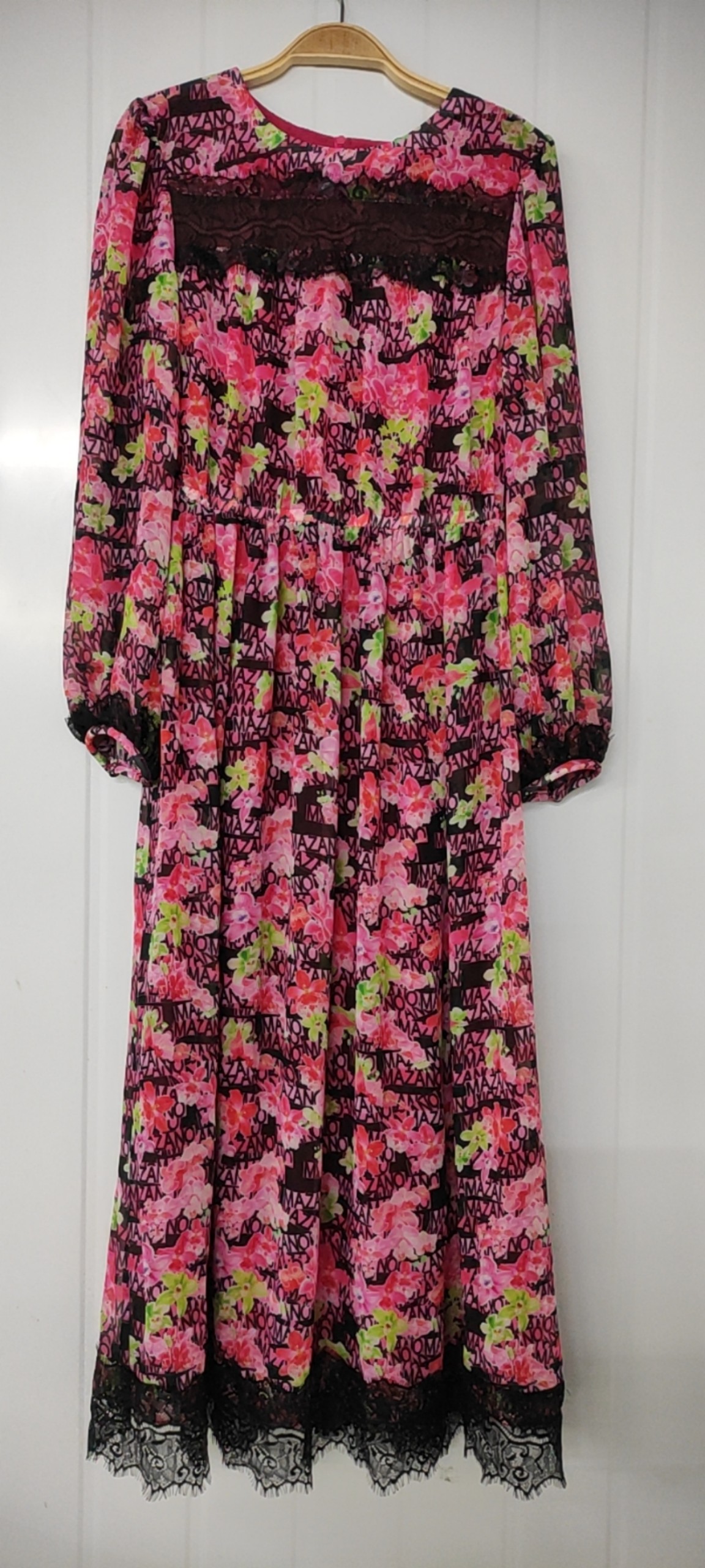 Đầm hồng họa tiết hoa cổ tròn