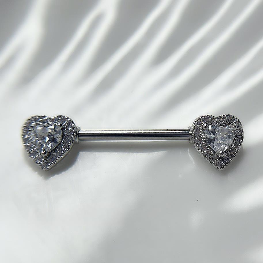 khuyên ti trái tim kim cương trắng đính full viền xung quanh.