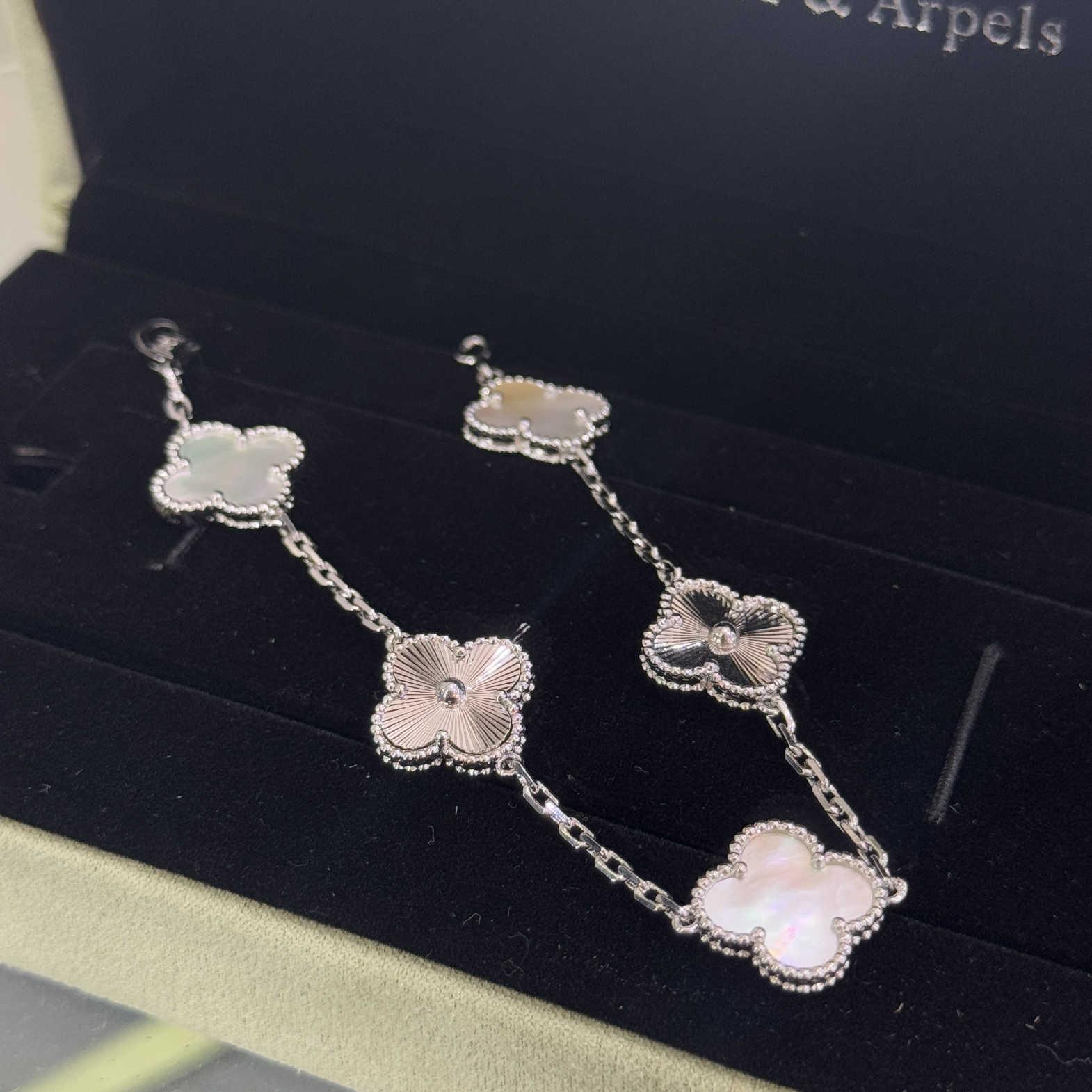 vòng tay titan mạ vàng trắng vancleef to trắng xà cừ mix sọc bạc _thumbnail_2