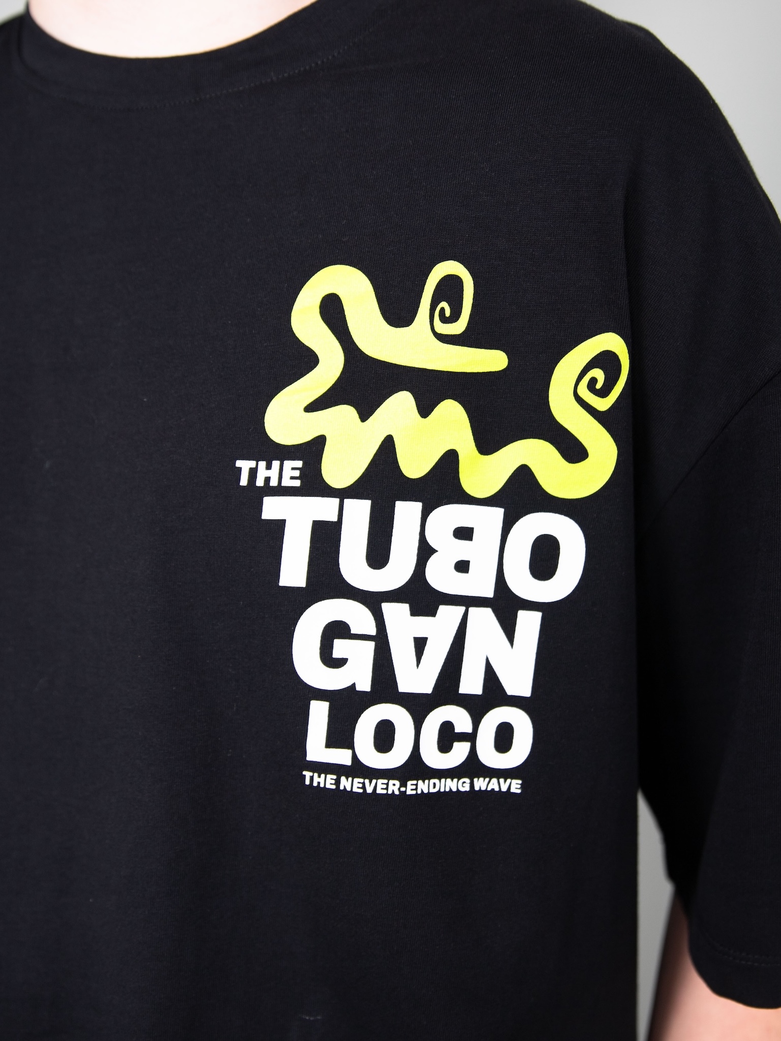 Áo phông bé trai dáng rộng đen in chữ_thumbnail_2