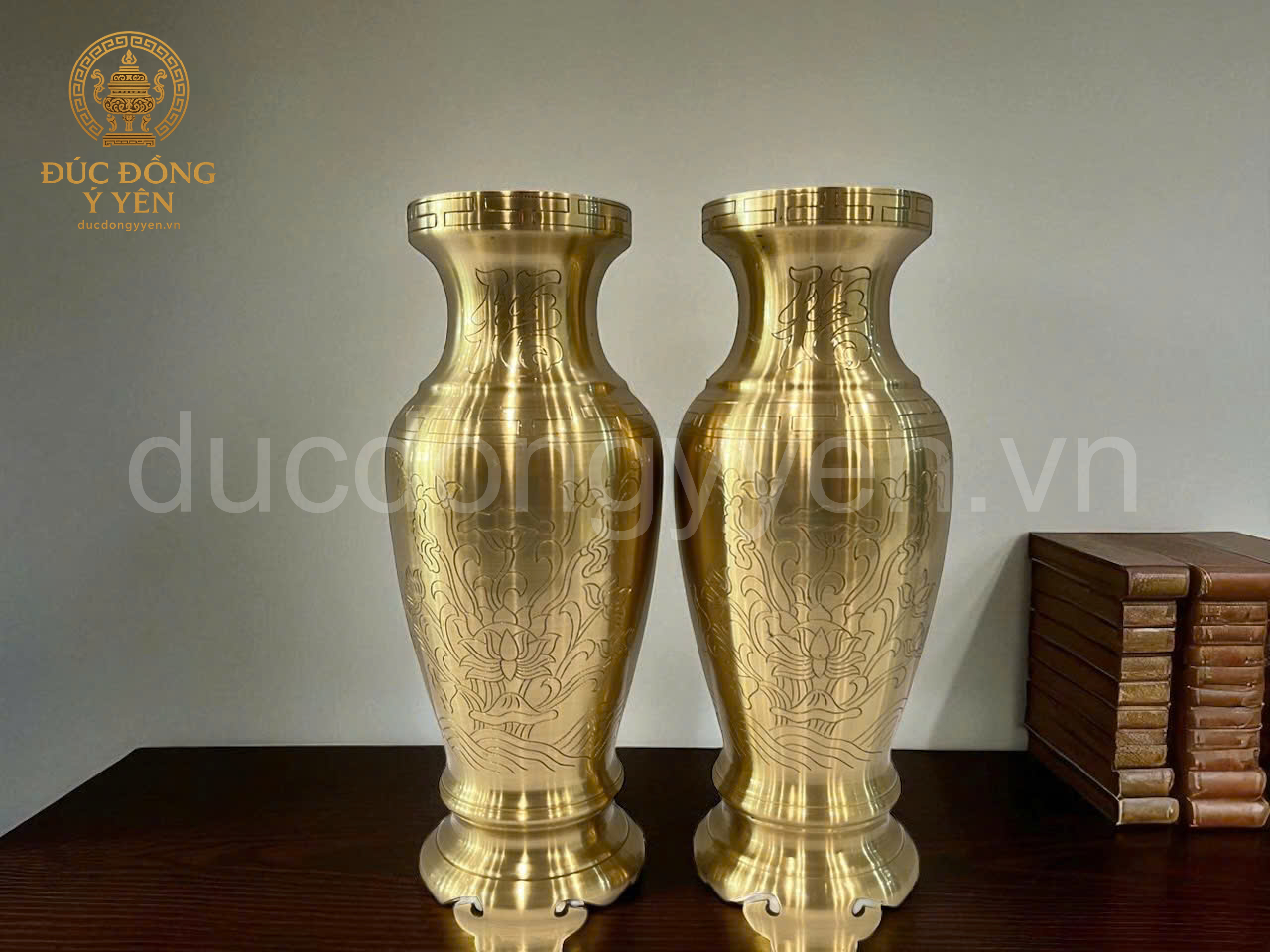 Lọ hoa chạm hoa văn đúc đồng cát tút 