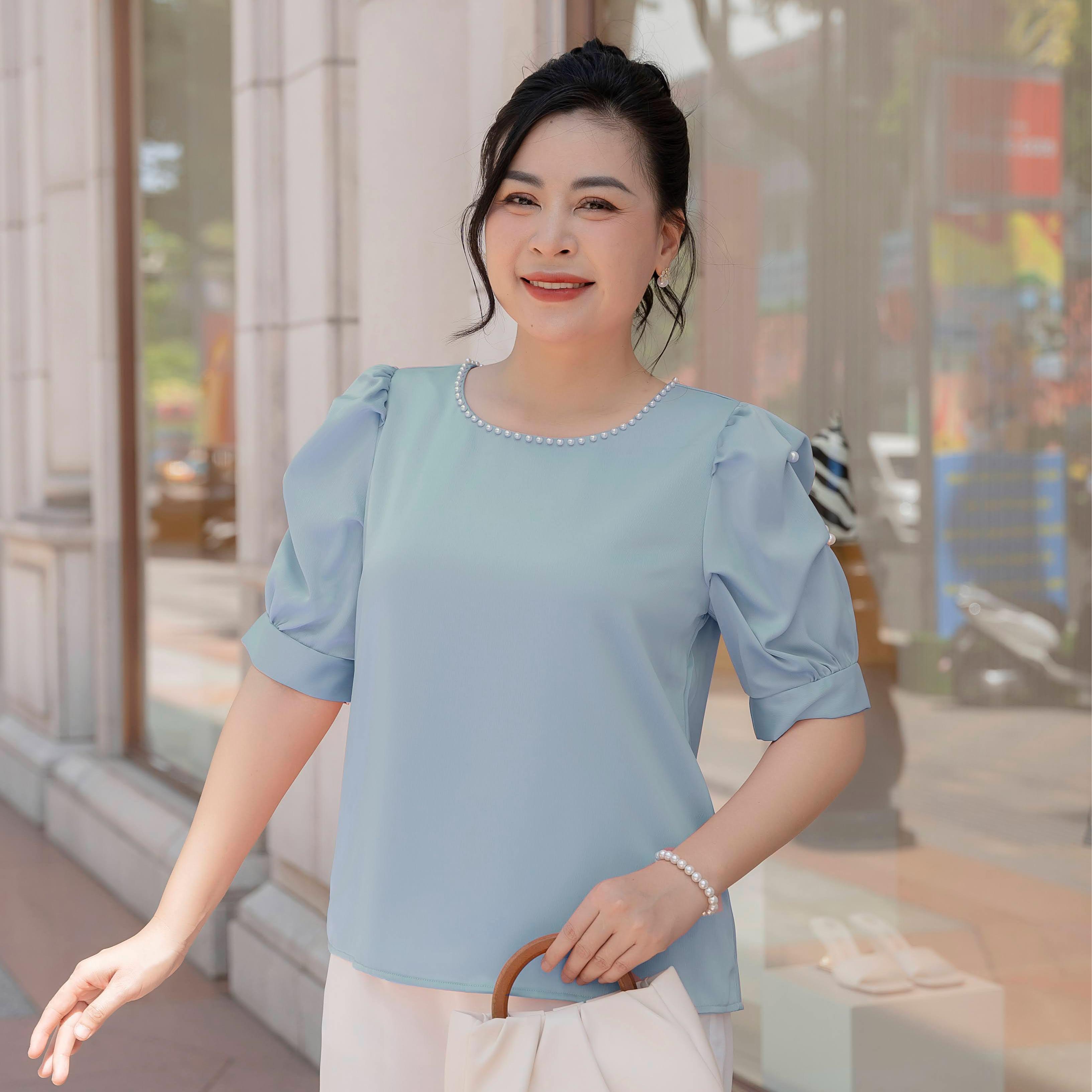 GUMOM - Áo Kiểu Trung Niên U50 U60 Cao Cấp Cổ Tròn Đính Ngọc Áo tặng mẹ Sang Trọng Cho Nữ - Women Nhung Kem Xanh Nho Tua Rua Top Voi_thumbnail_4