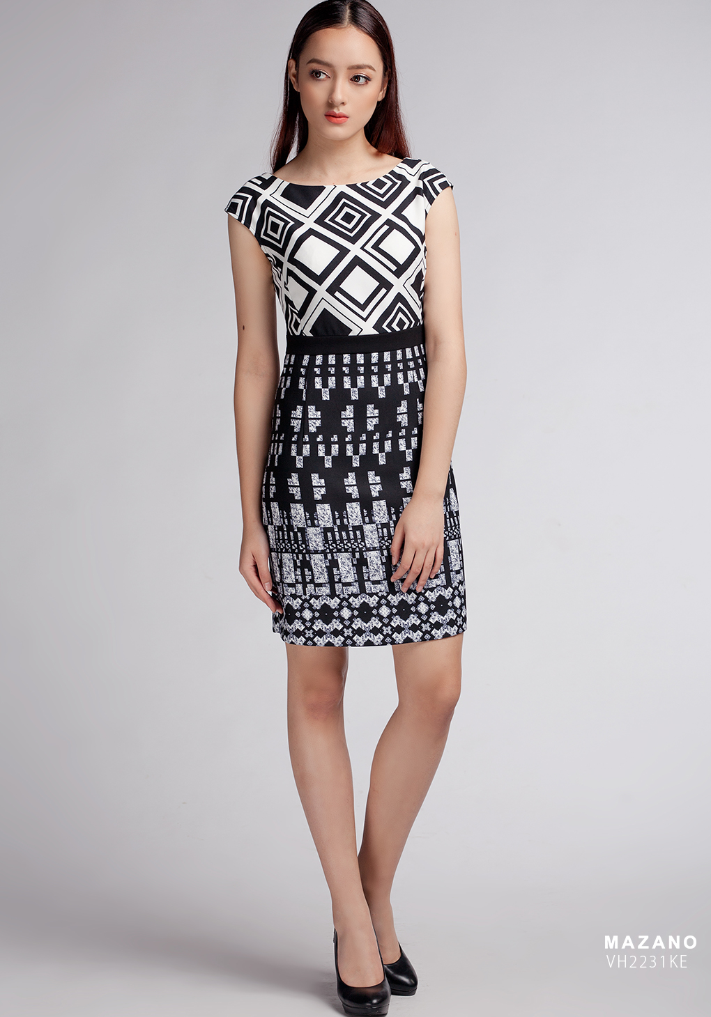 Đầm đen trắng ôm body