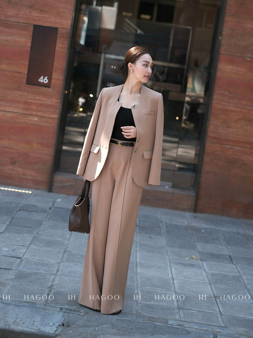 Cổ U vuông mở vừa đủ tạo sự thanh thoát cho phần thân trên