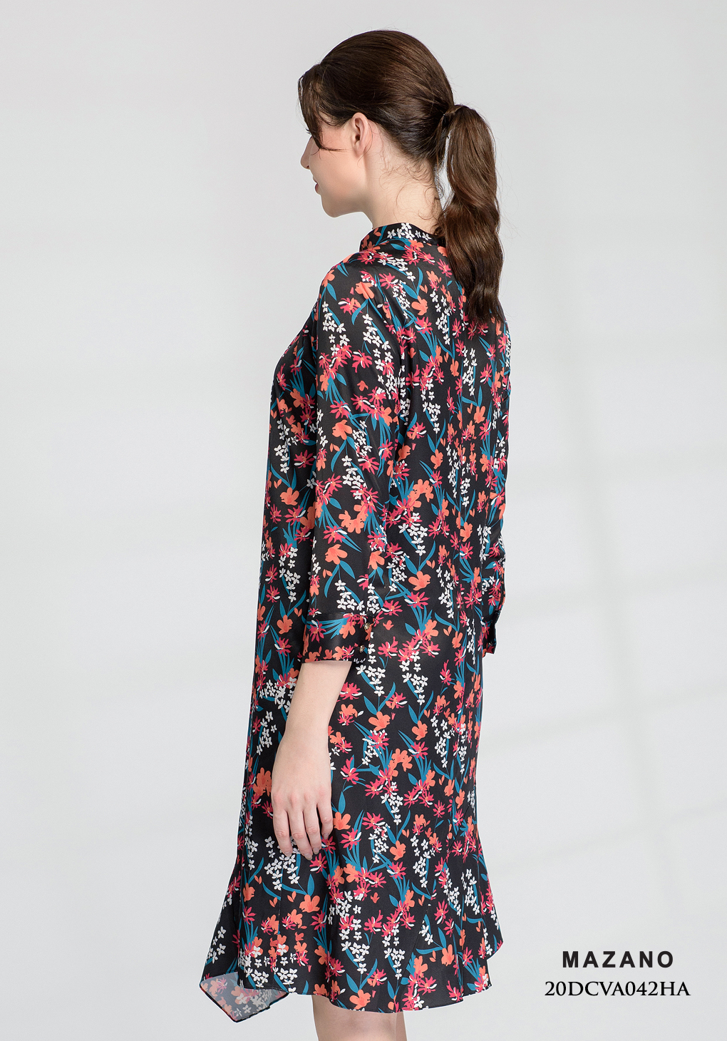 Đầm đen suông mullet họa tiết xếp ly cổ_thumbnail_2