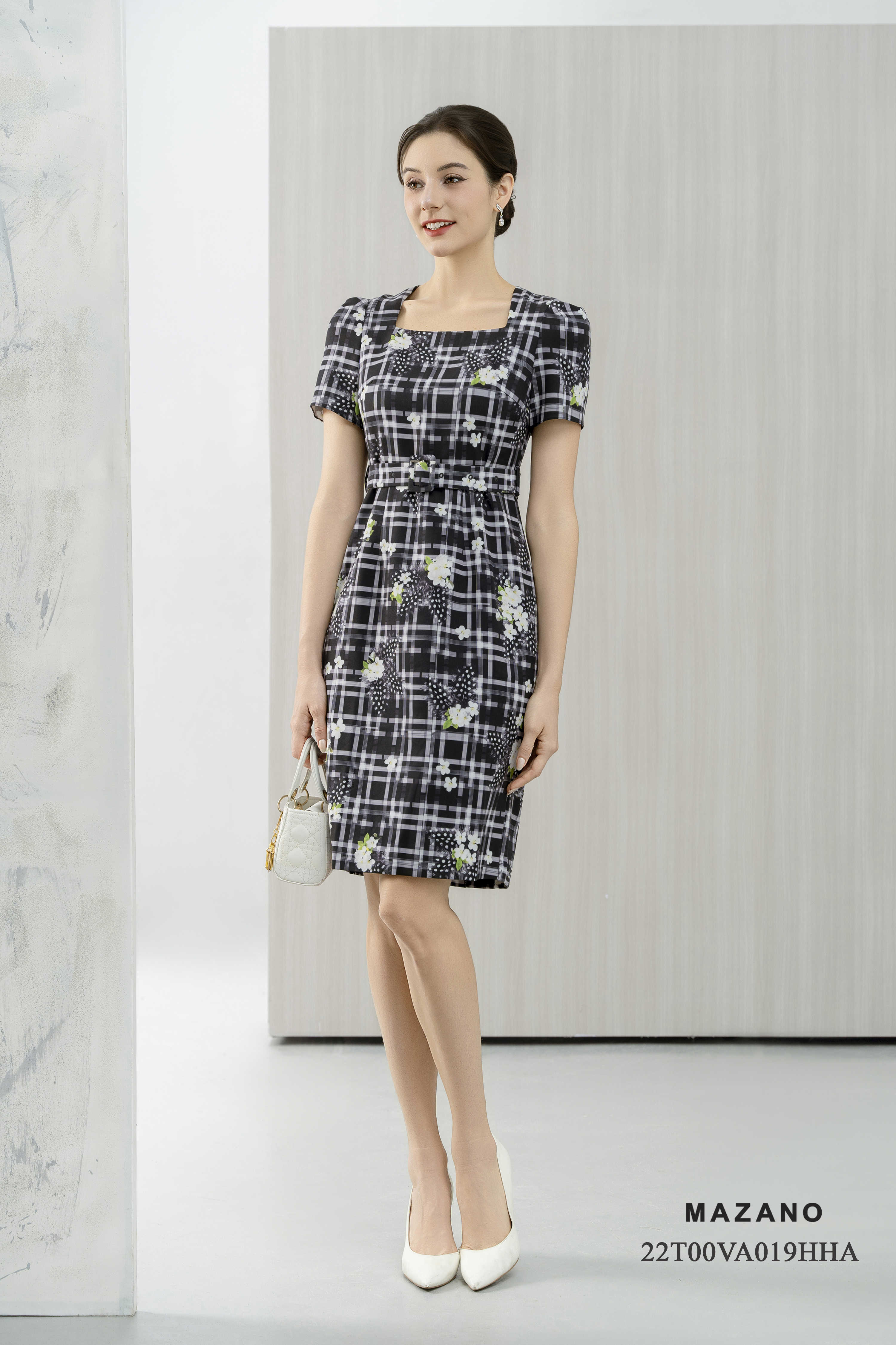 Đầm ôm đen kẻ ô vuông hoa trắng