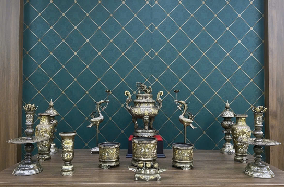 Bộ đồ thờ đầy đủ đúc đồng đỏ khảm tam khí dát điểm vàng 
