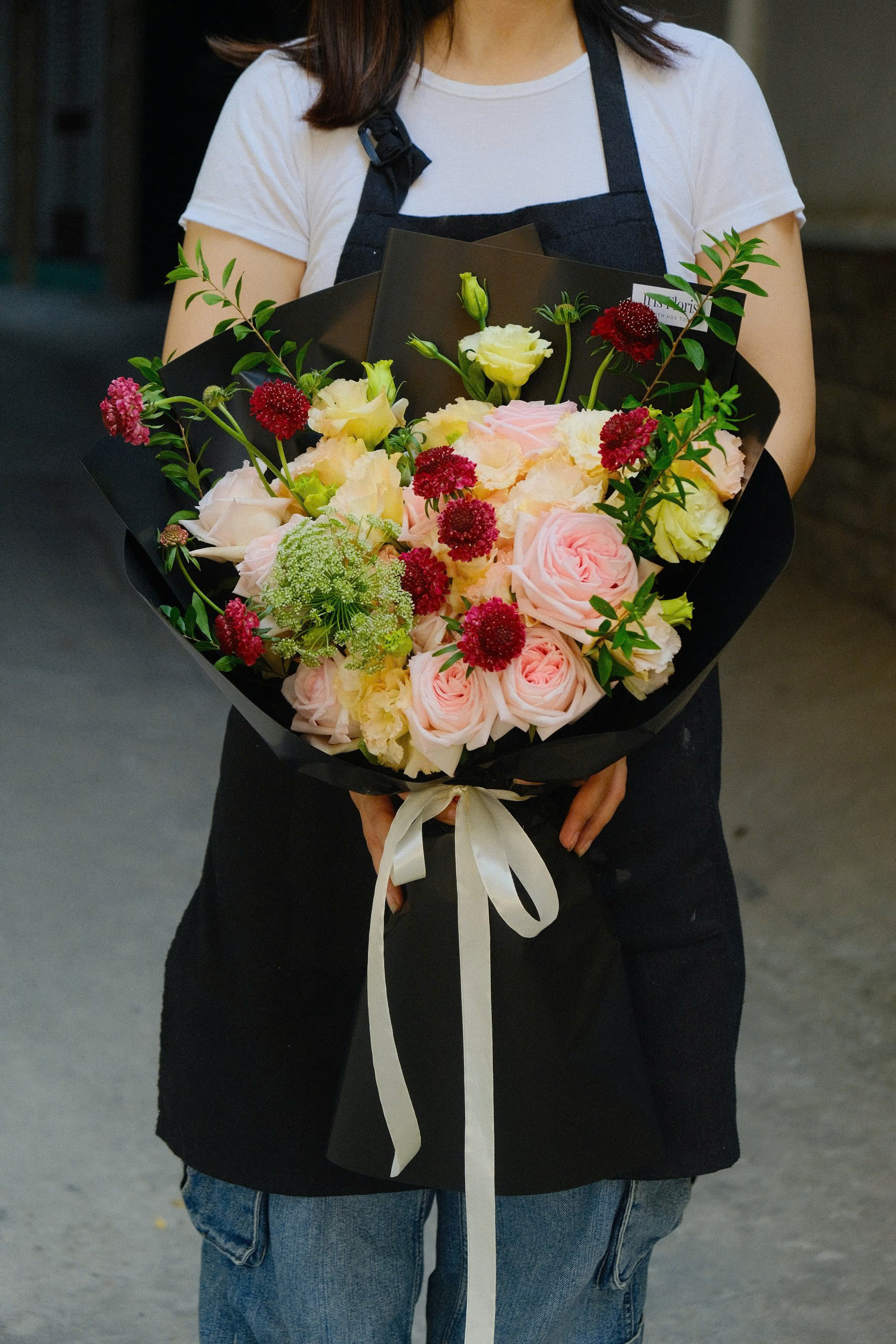 Bó hồng Ohara mix Lan tường kem - Giấy đen - Bó Size M_thumbnail_0